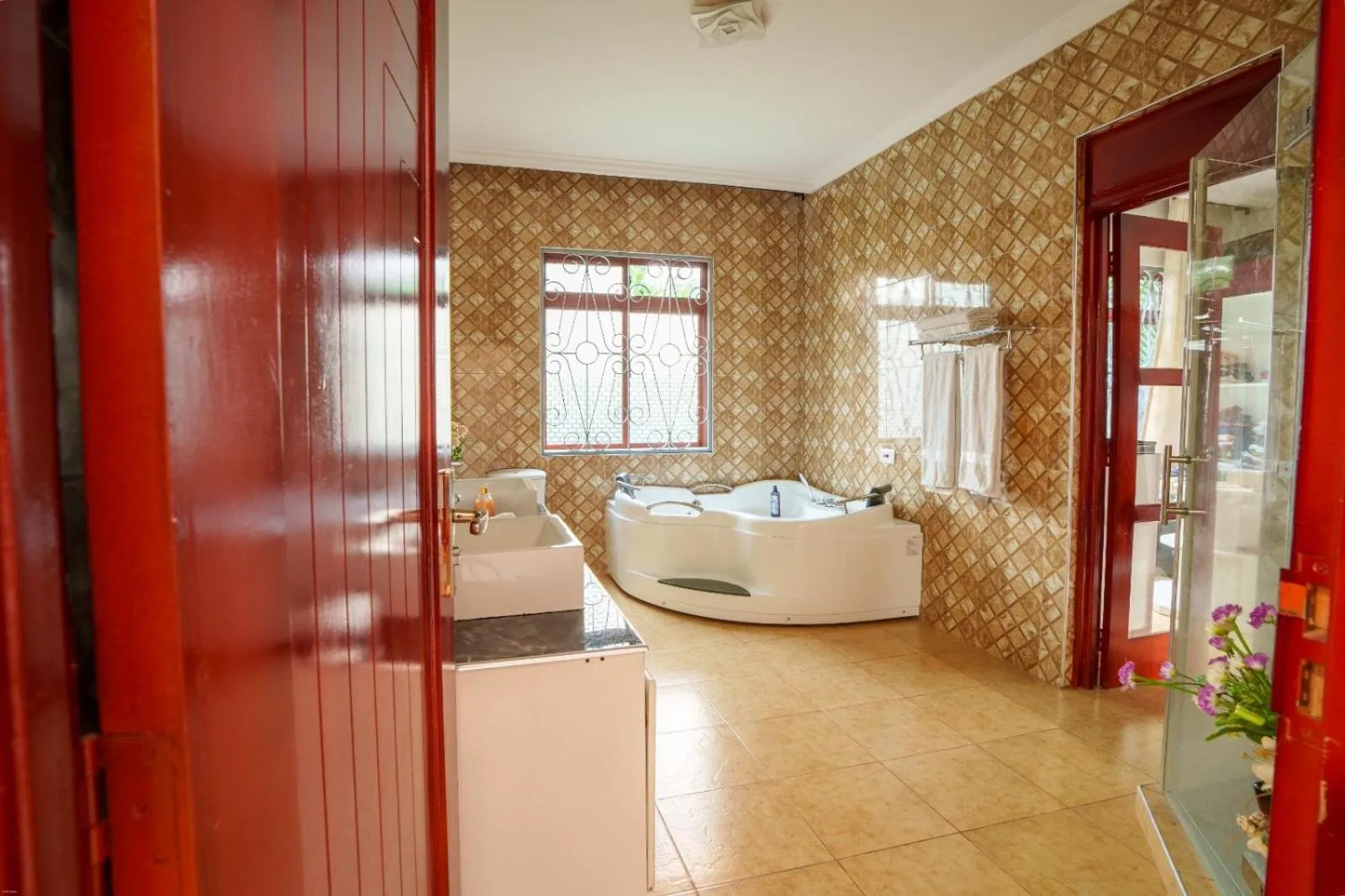Bathroom in Sprunger Avenue - tulia homes