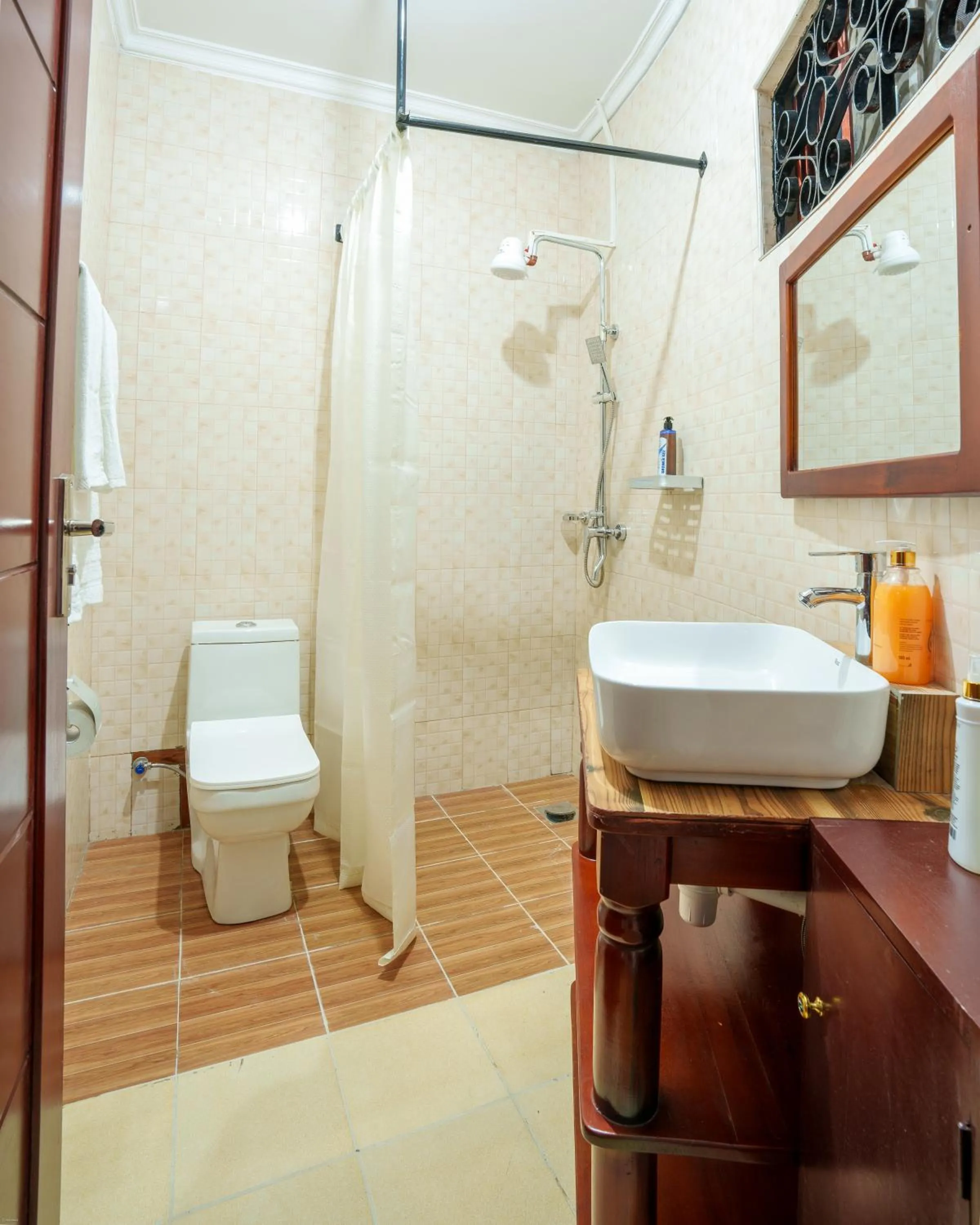 Shower in Sprunger Avenue - tulia homes