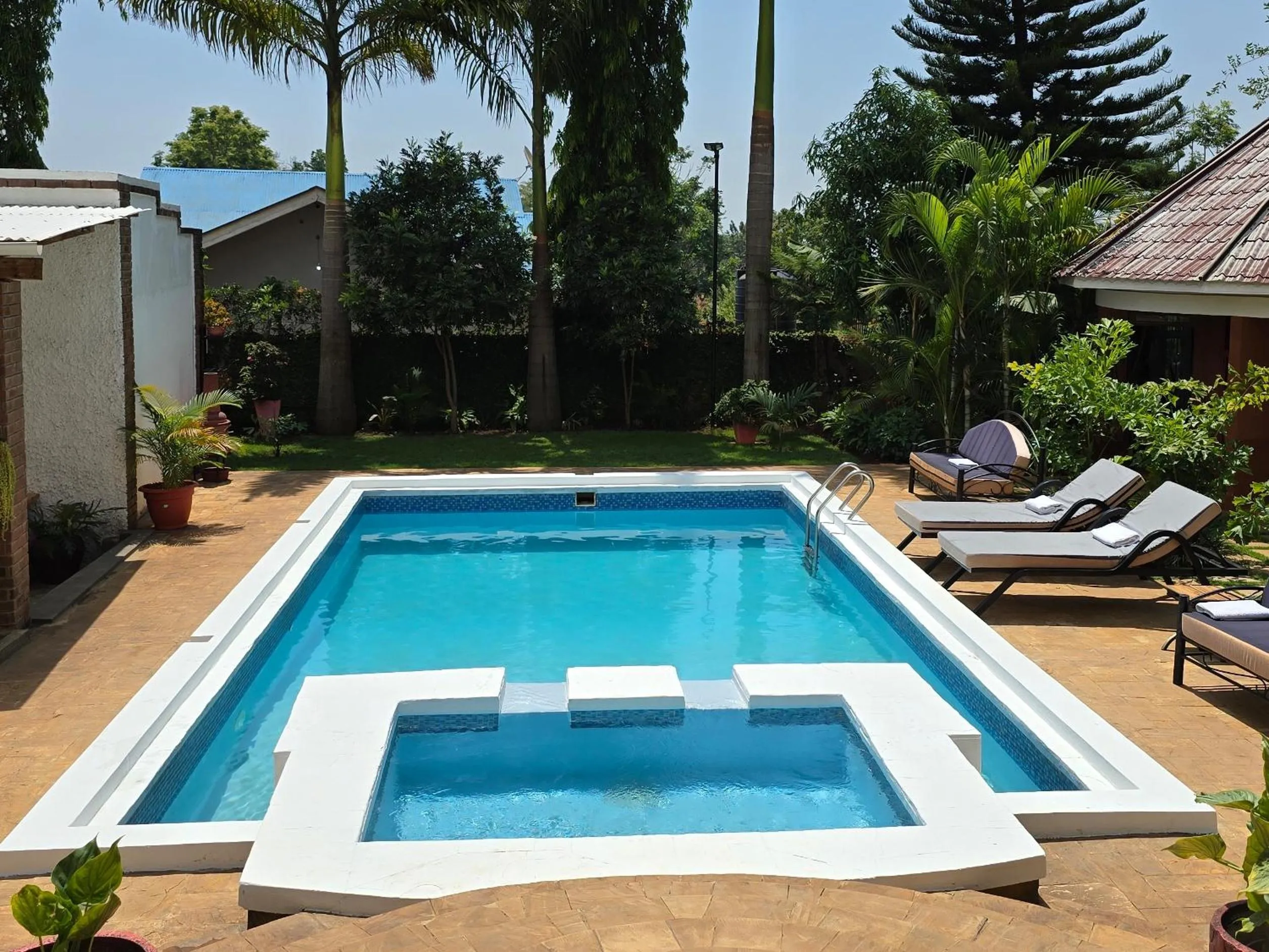 Swimming pool in Sprunger Avenue - tulia homes