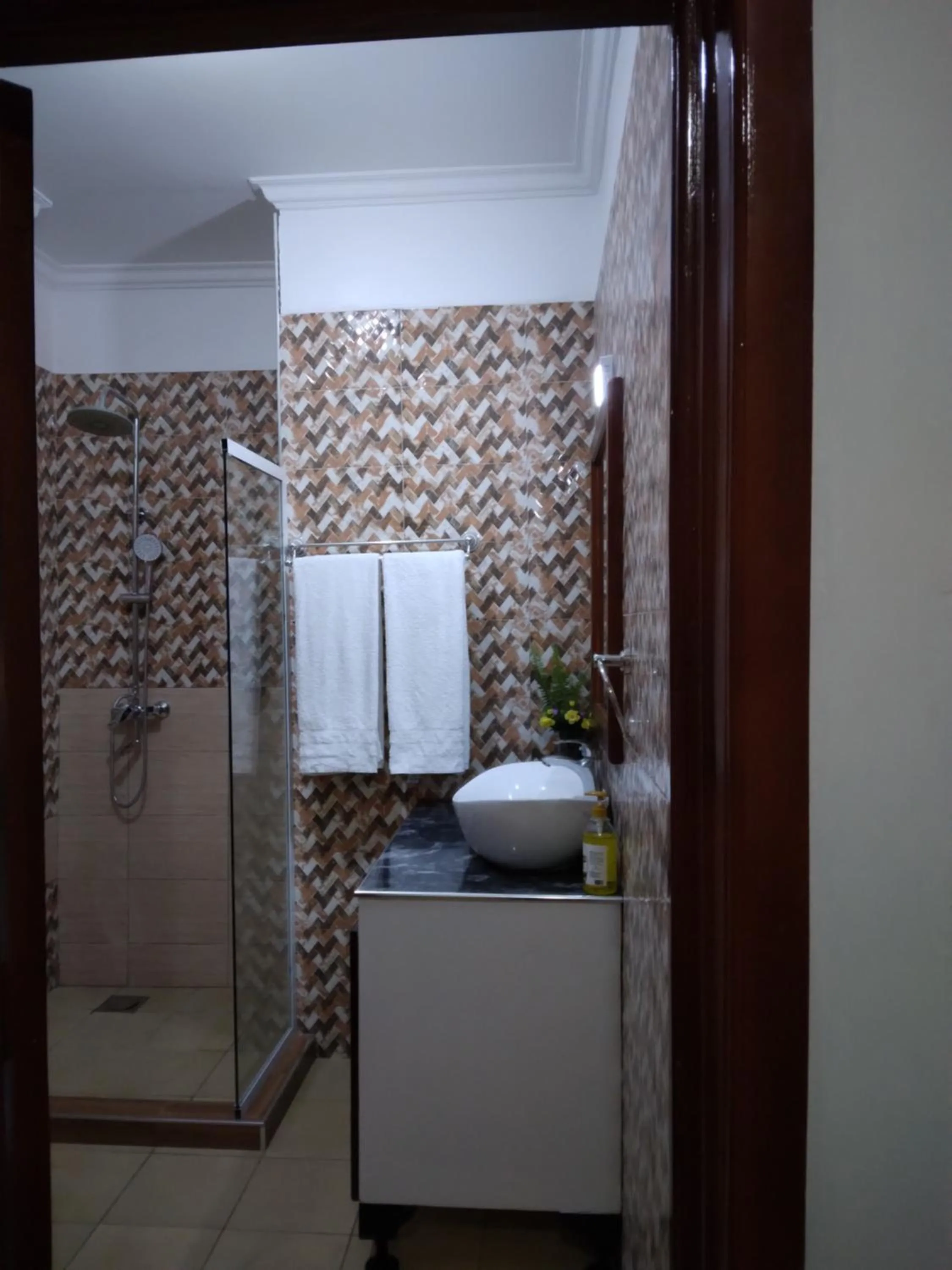 Shower in Sprunger Avenue - tulia homes