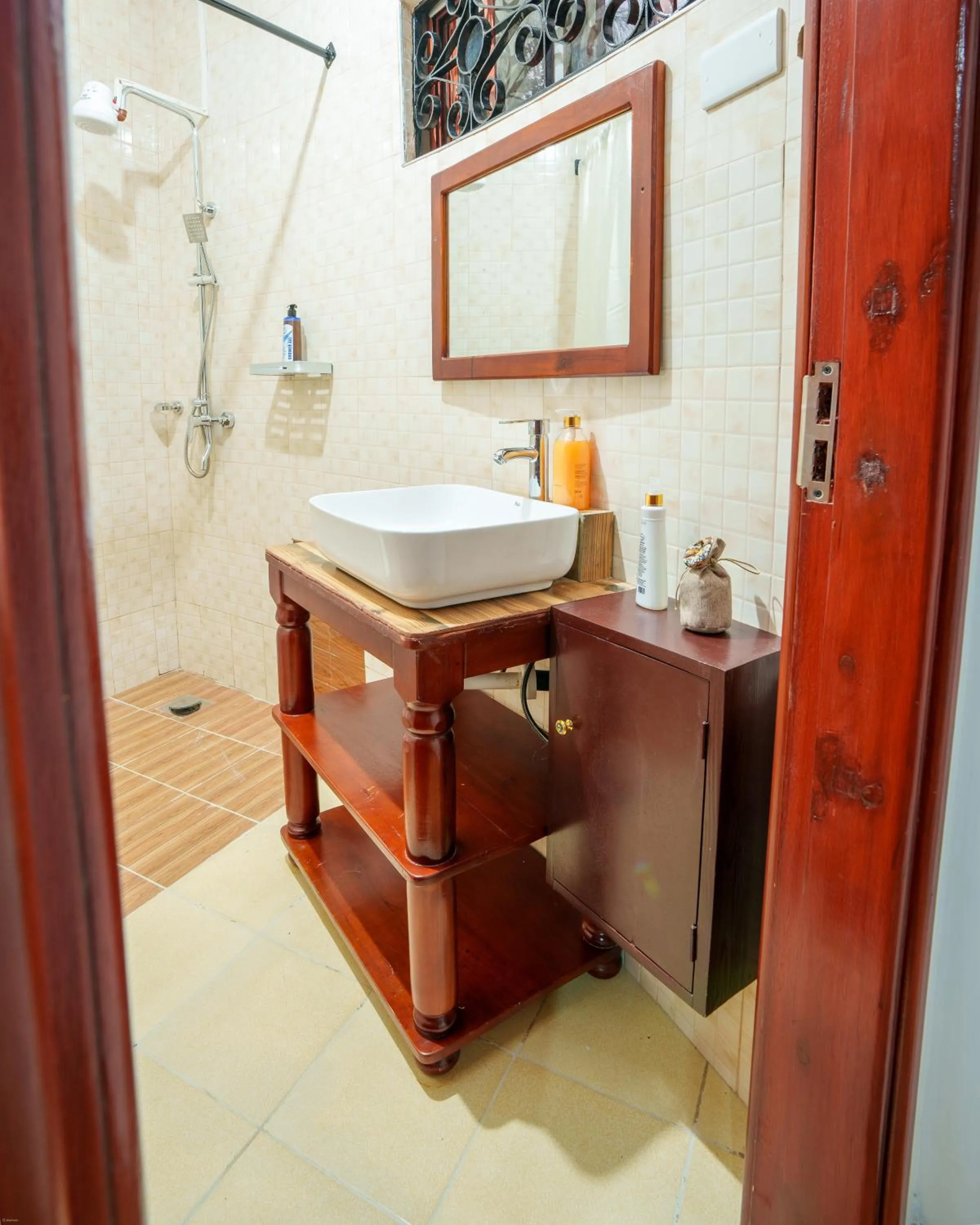 Bathroom in Sprunger Avenue - tulia homes