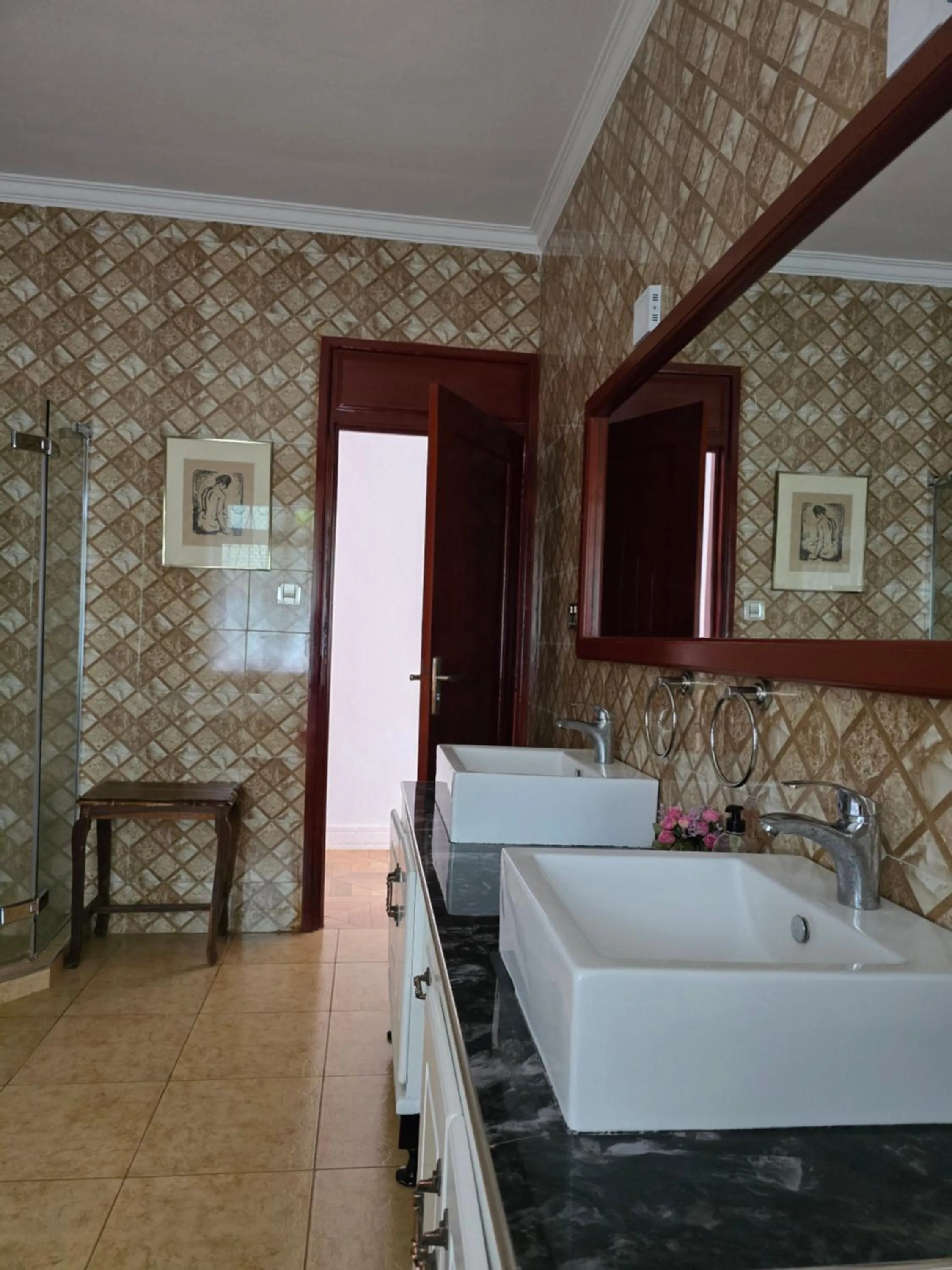 Bathroom in Sprunger Avenue - tulia homes
