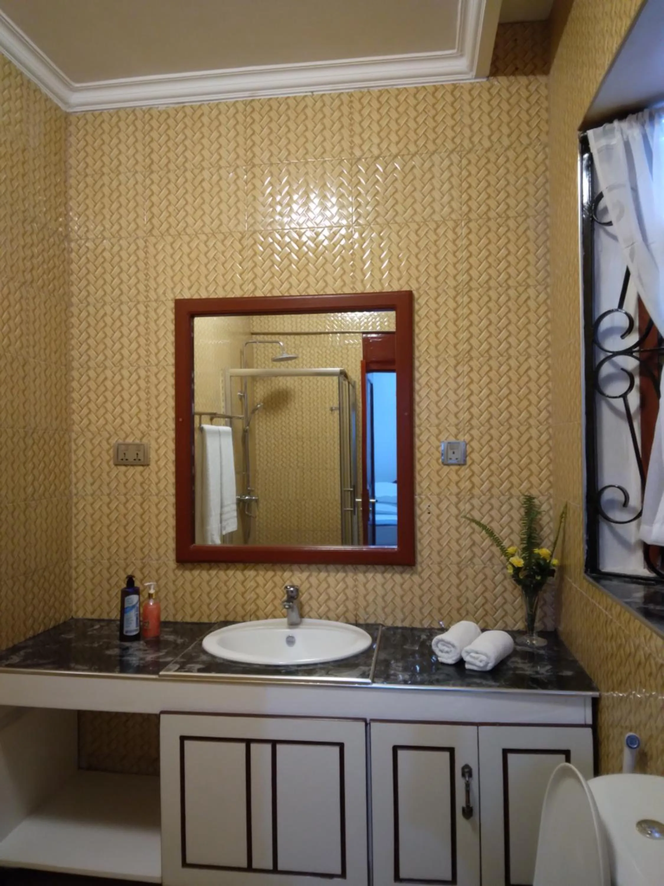 Bathroom in Sprunger Avenue - tulia homes
