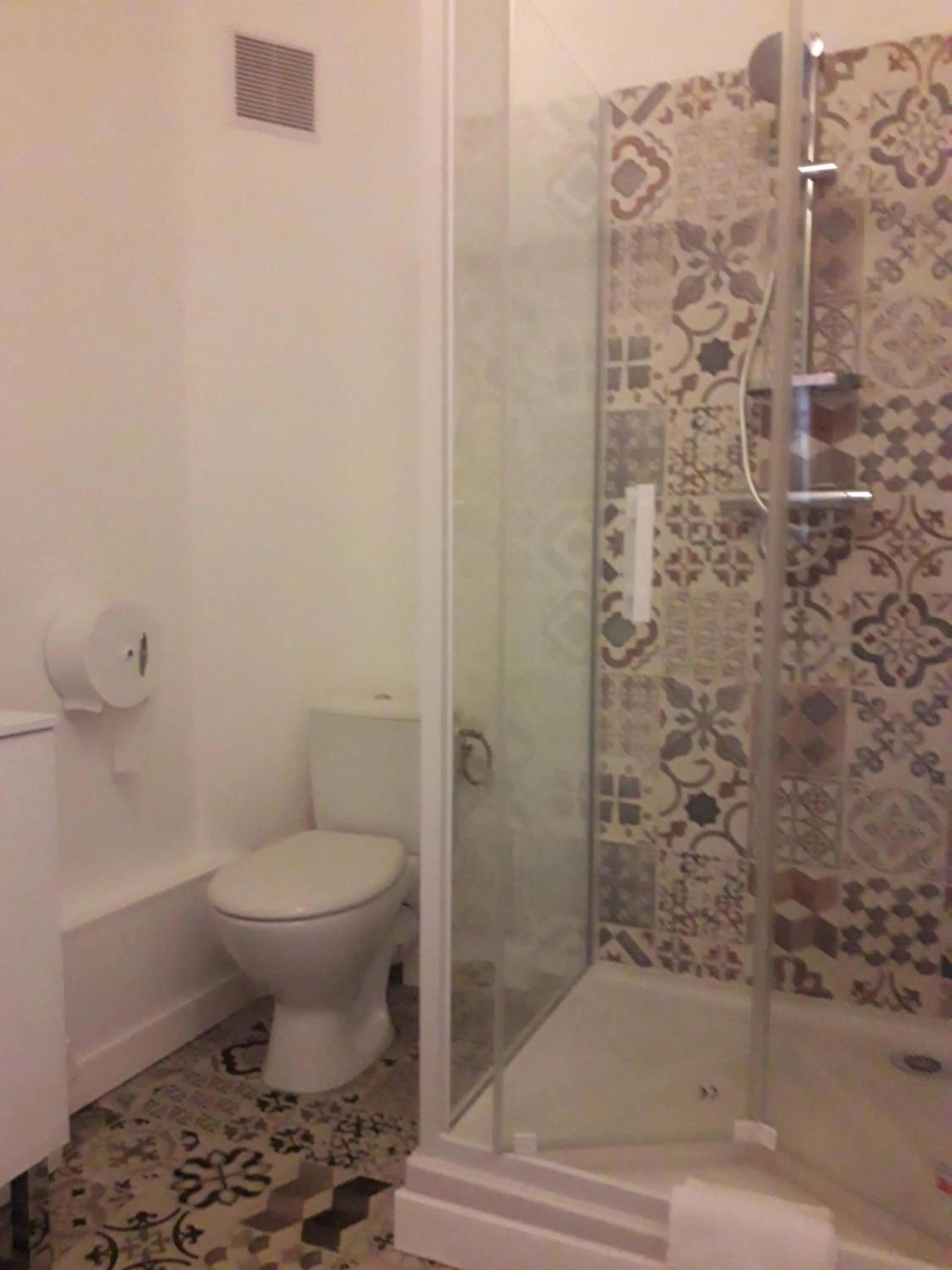 Shower in Hôtel Riviera