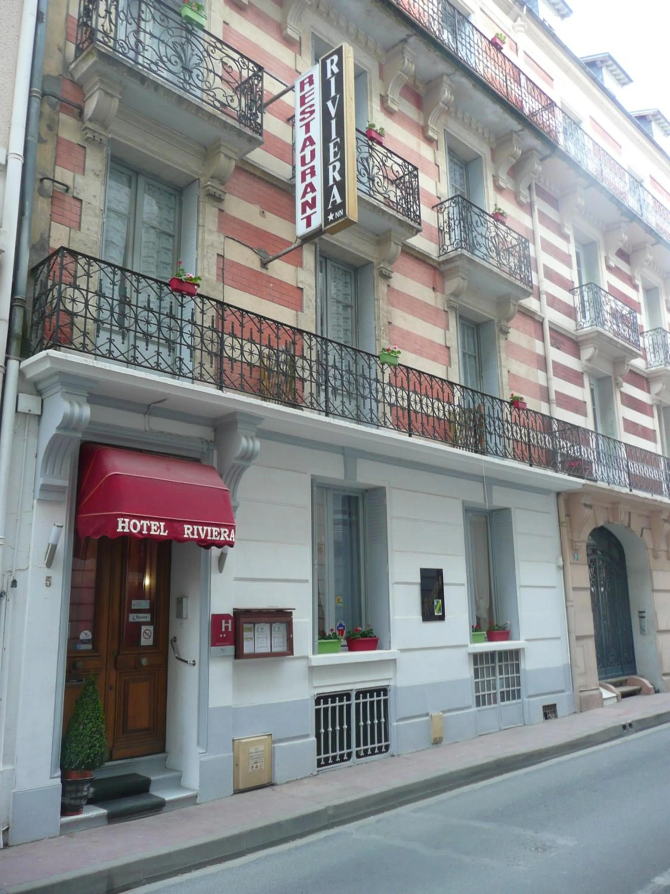 Property building in Hôtel Riviera