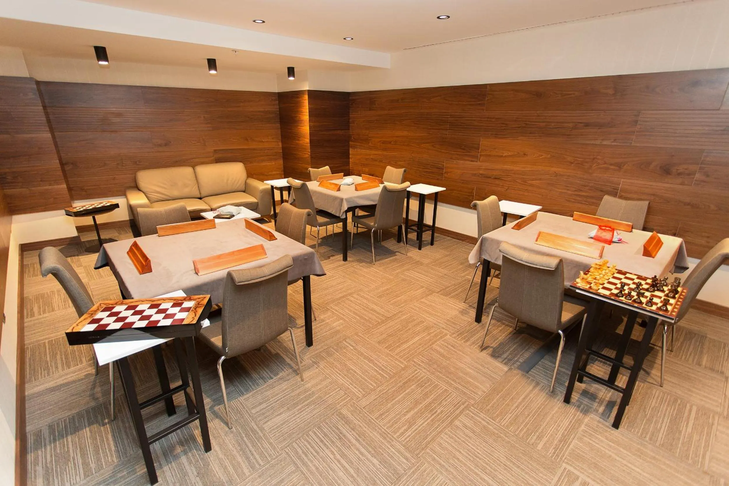 Restaurant/places to eat in Fesa Business Hotel
