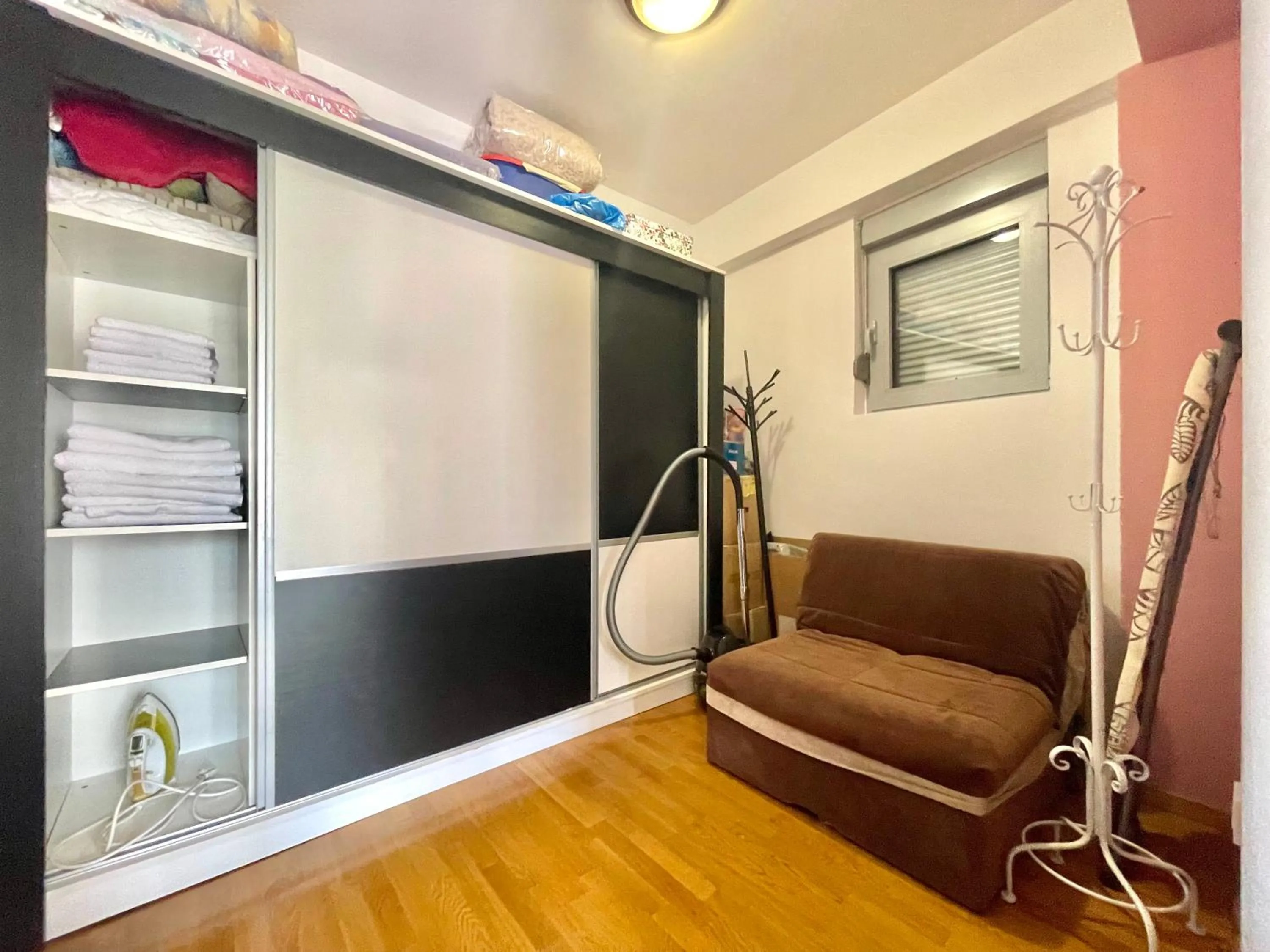 wardrobe in Comfort Apartments Aleksic