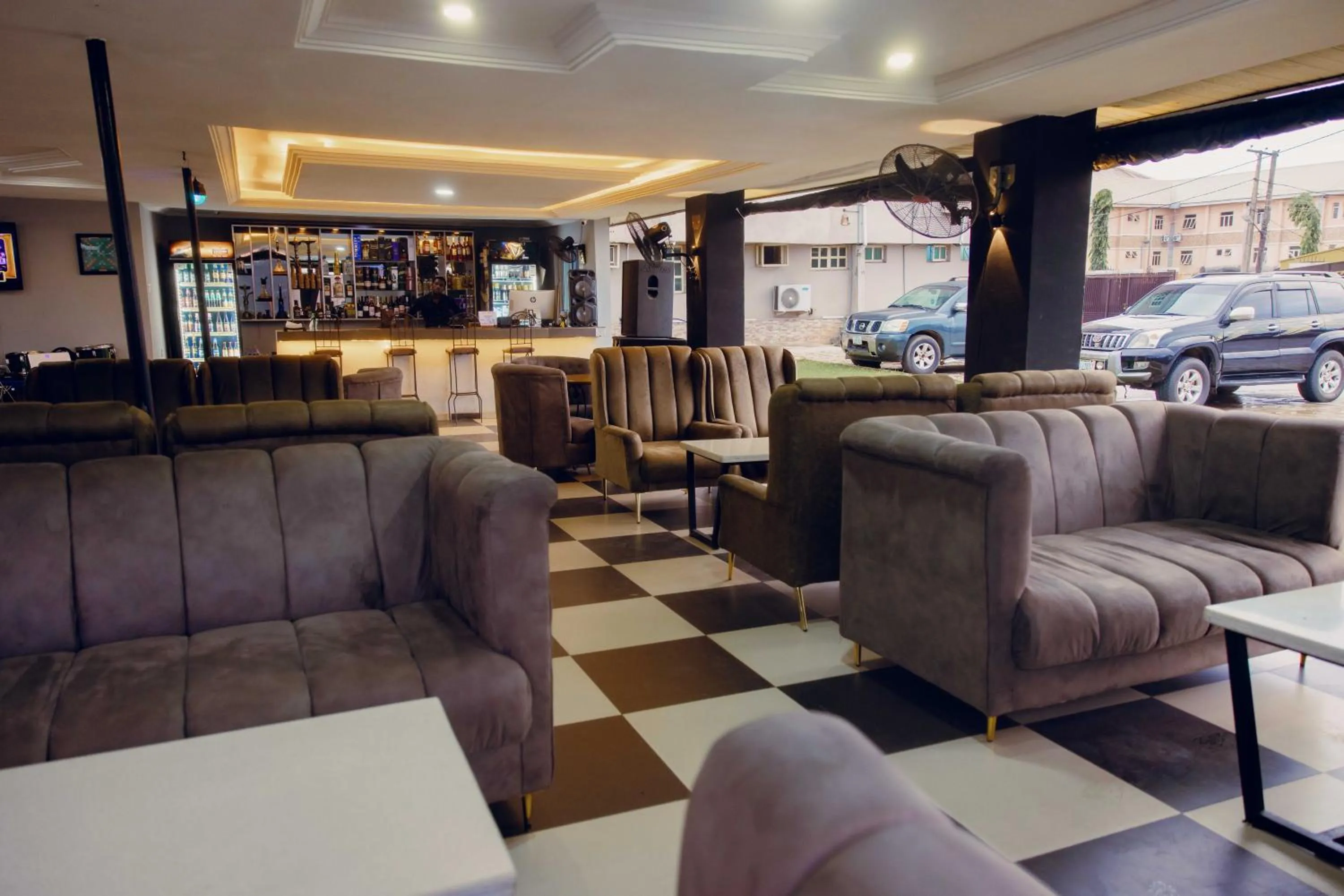 Restaurant/places to eat in Ovic Hotel