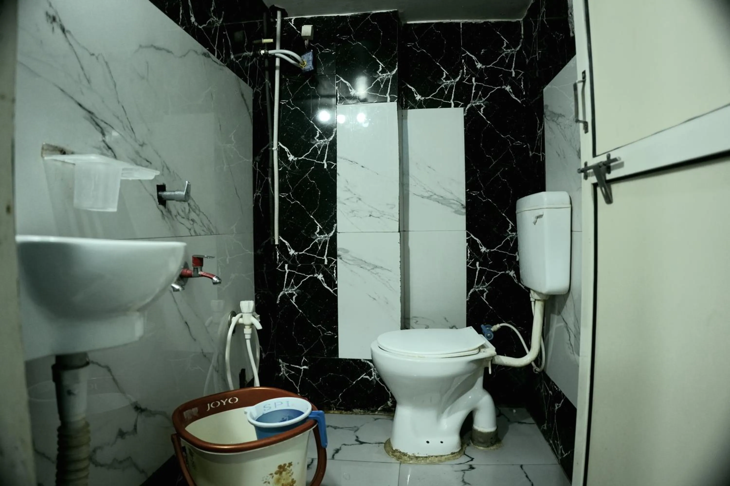 Shower in Hotel Ganraj