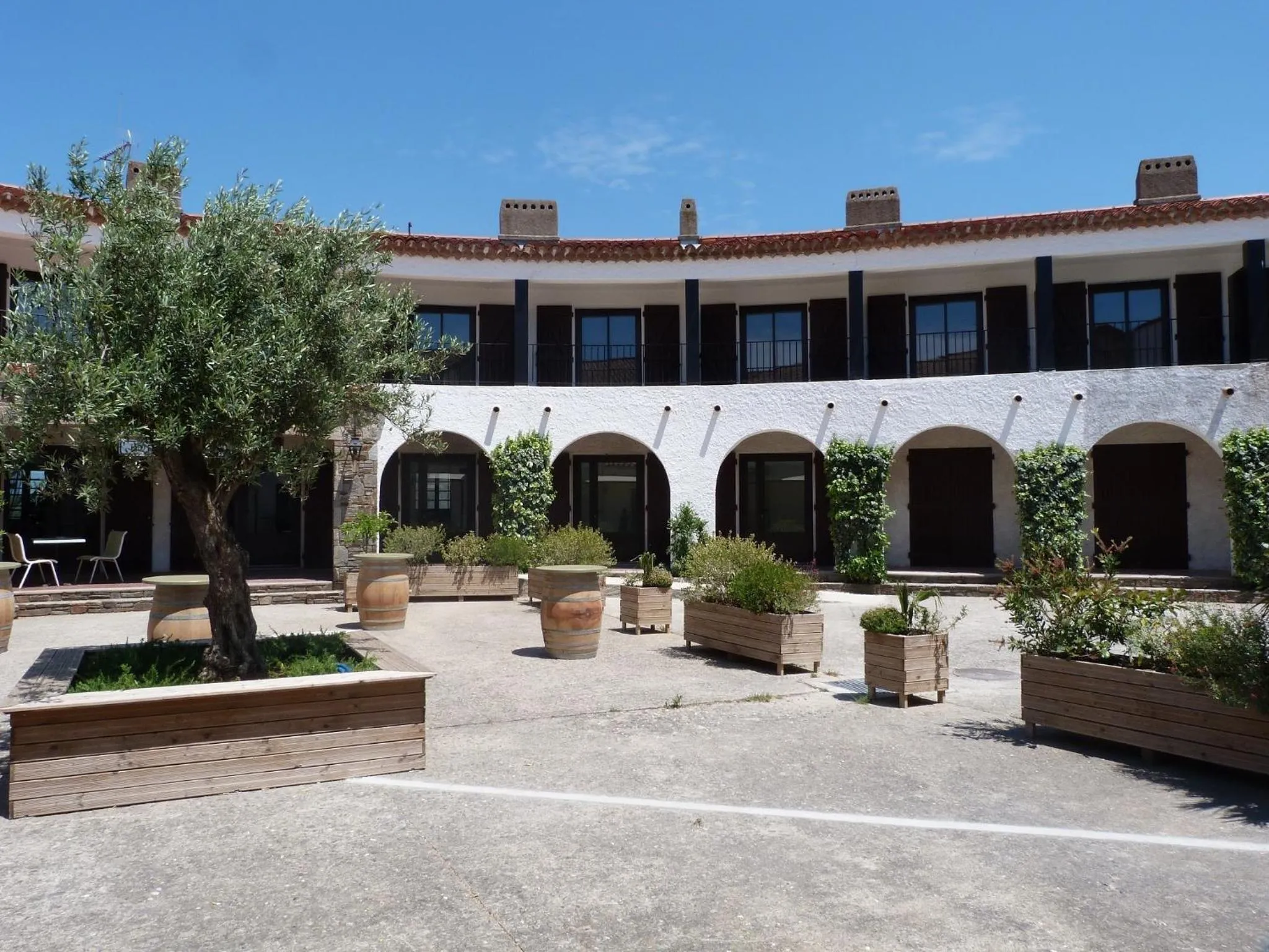 Facade/entrance in Logis Hôtel Restaurant Le Top du Roulier