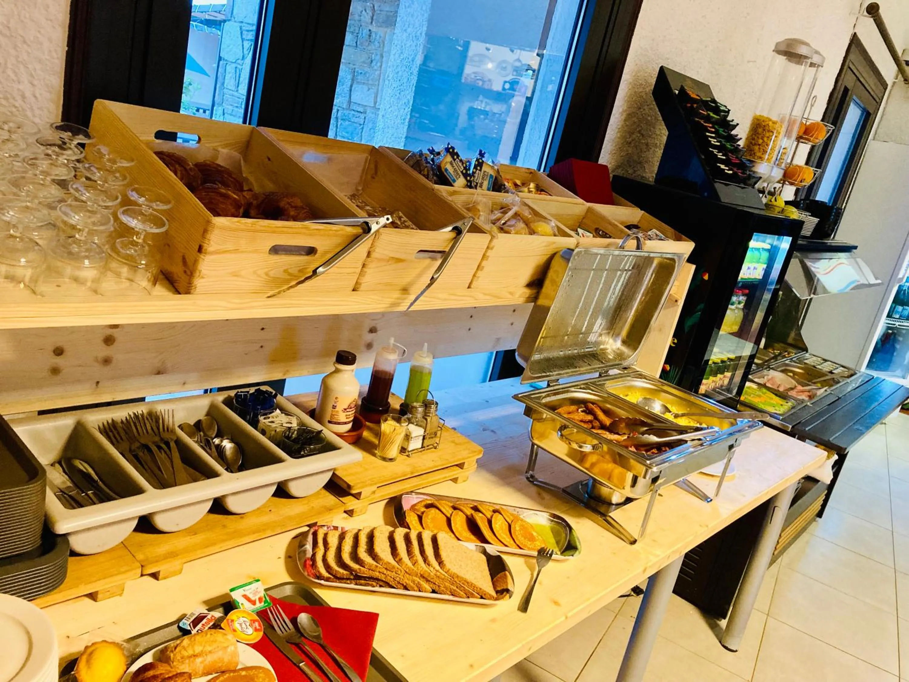 Breakfast in Logis Hôtel Restaurant Le Top du Roulier