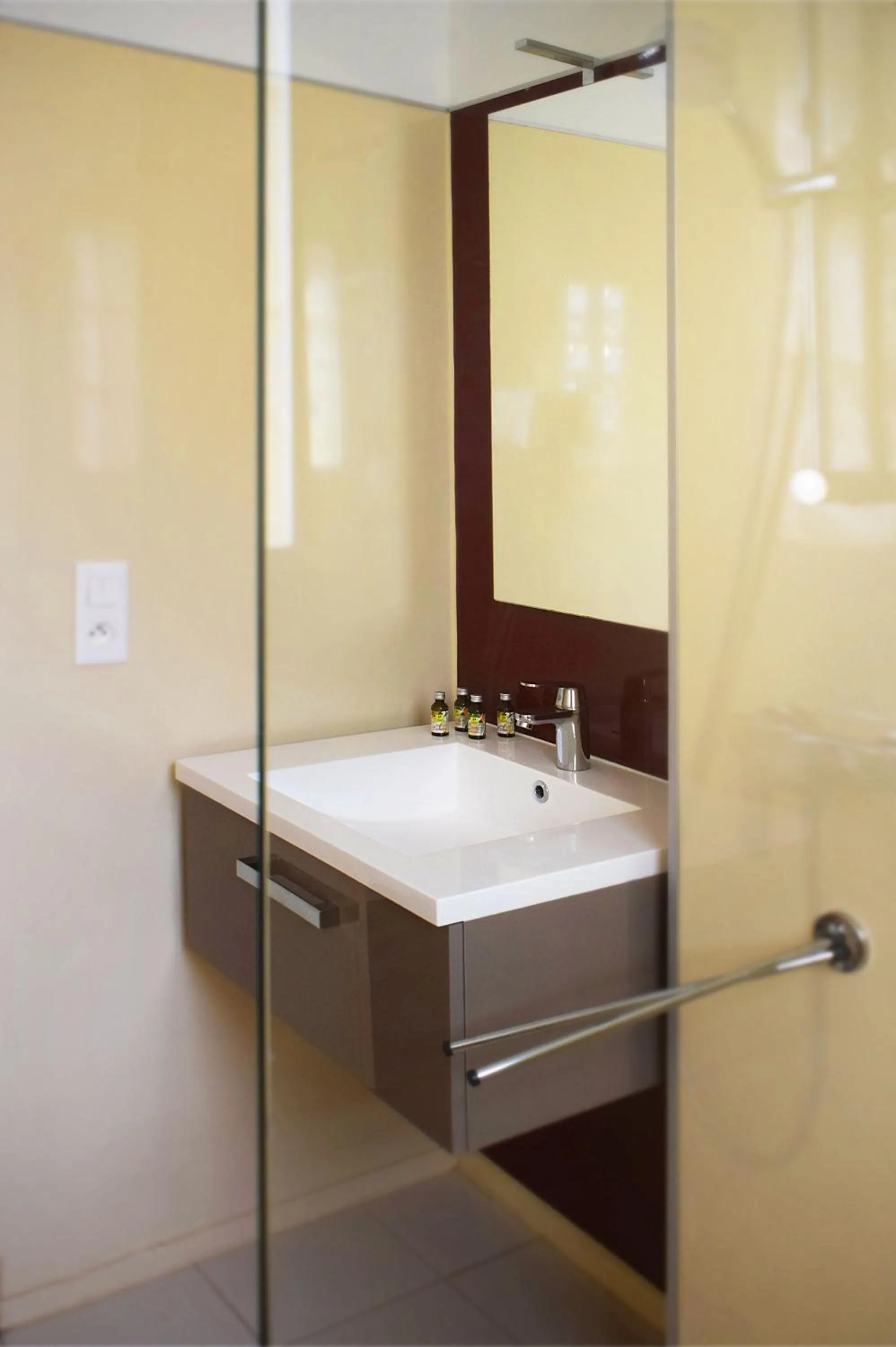 Shower in Logis Hôtel Restaurant Le Top du Roulier