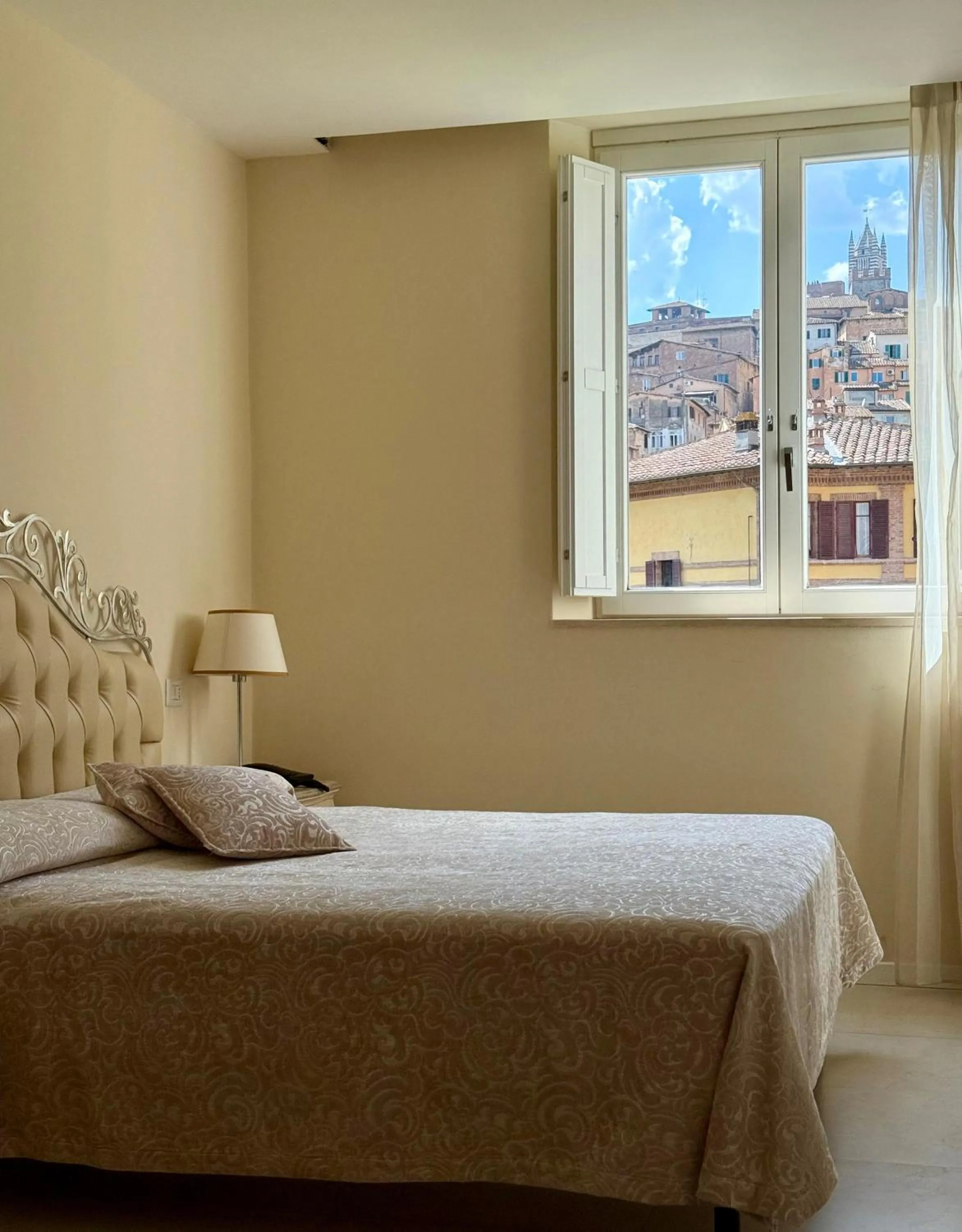 View (from property/room), Bed in Villa del Sole Siena