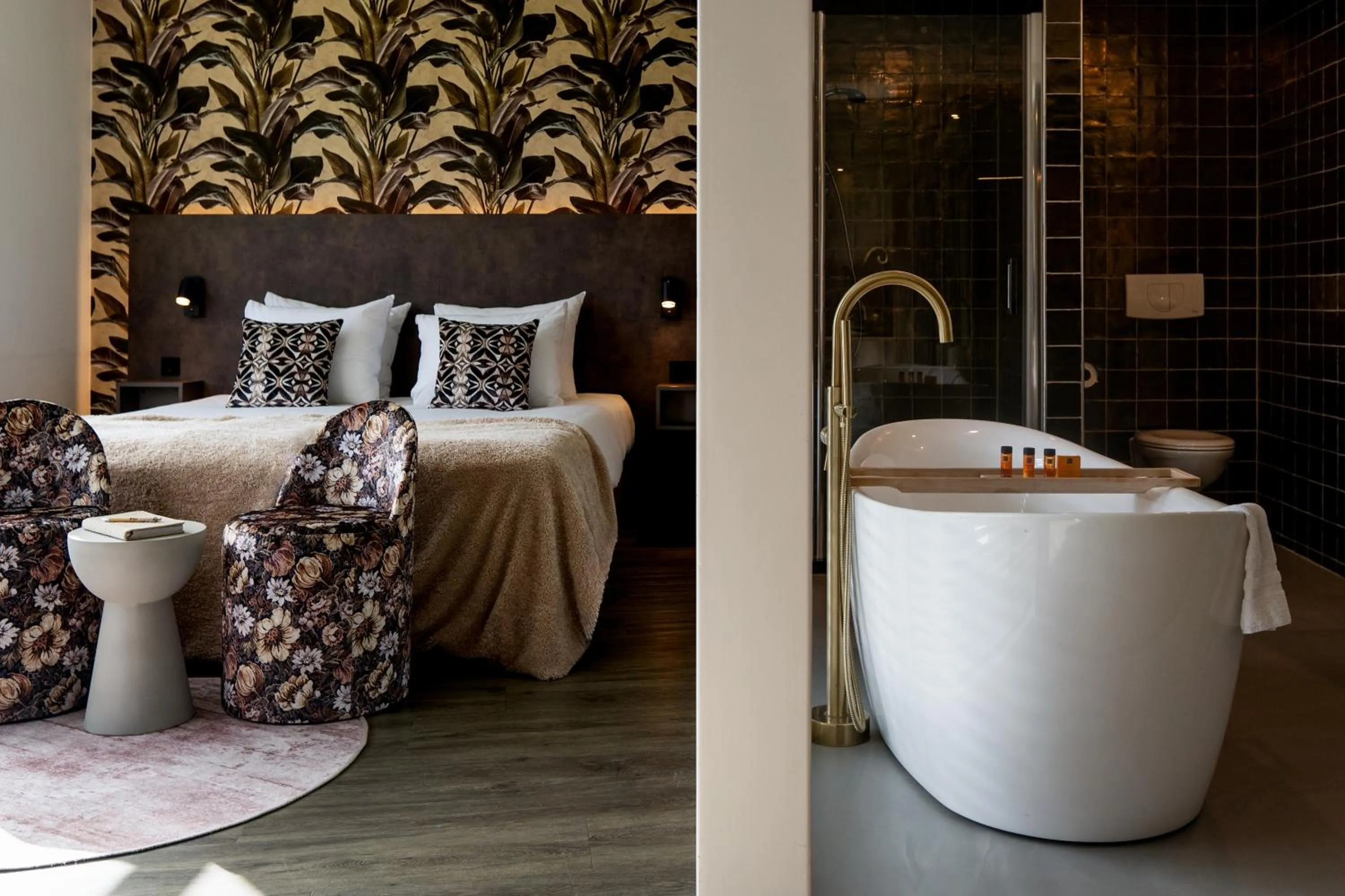 Bathroom, Bed in Hotel WICC