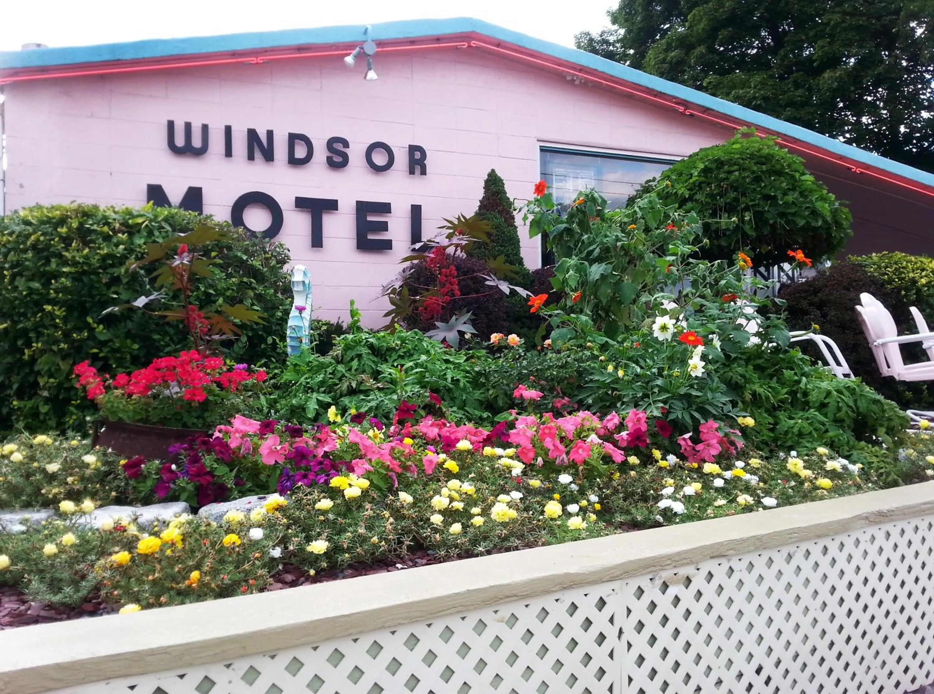 Spring in Windsor Motel
