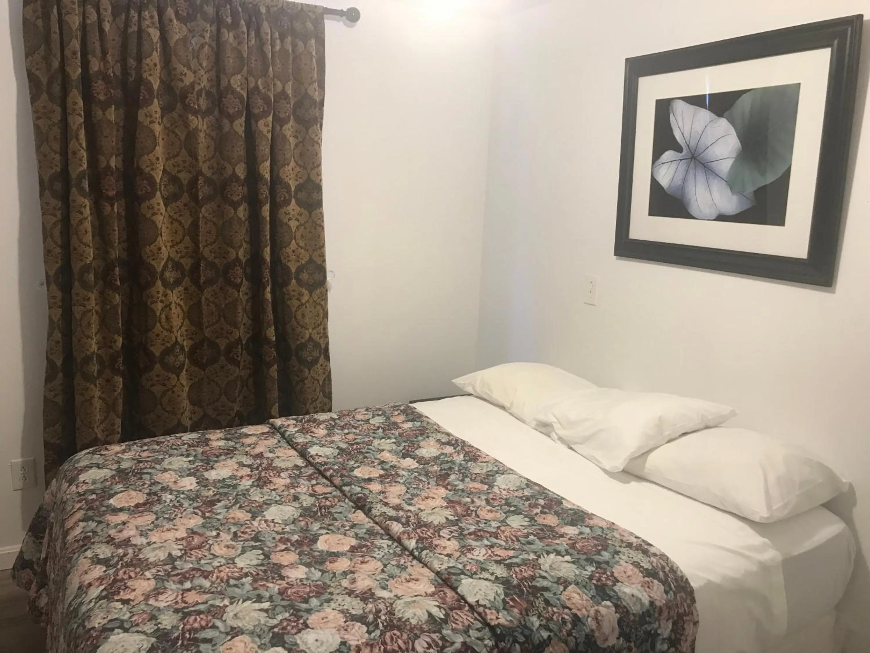 Bed in Windsor Motel