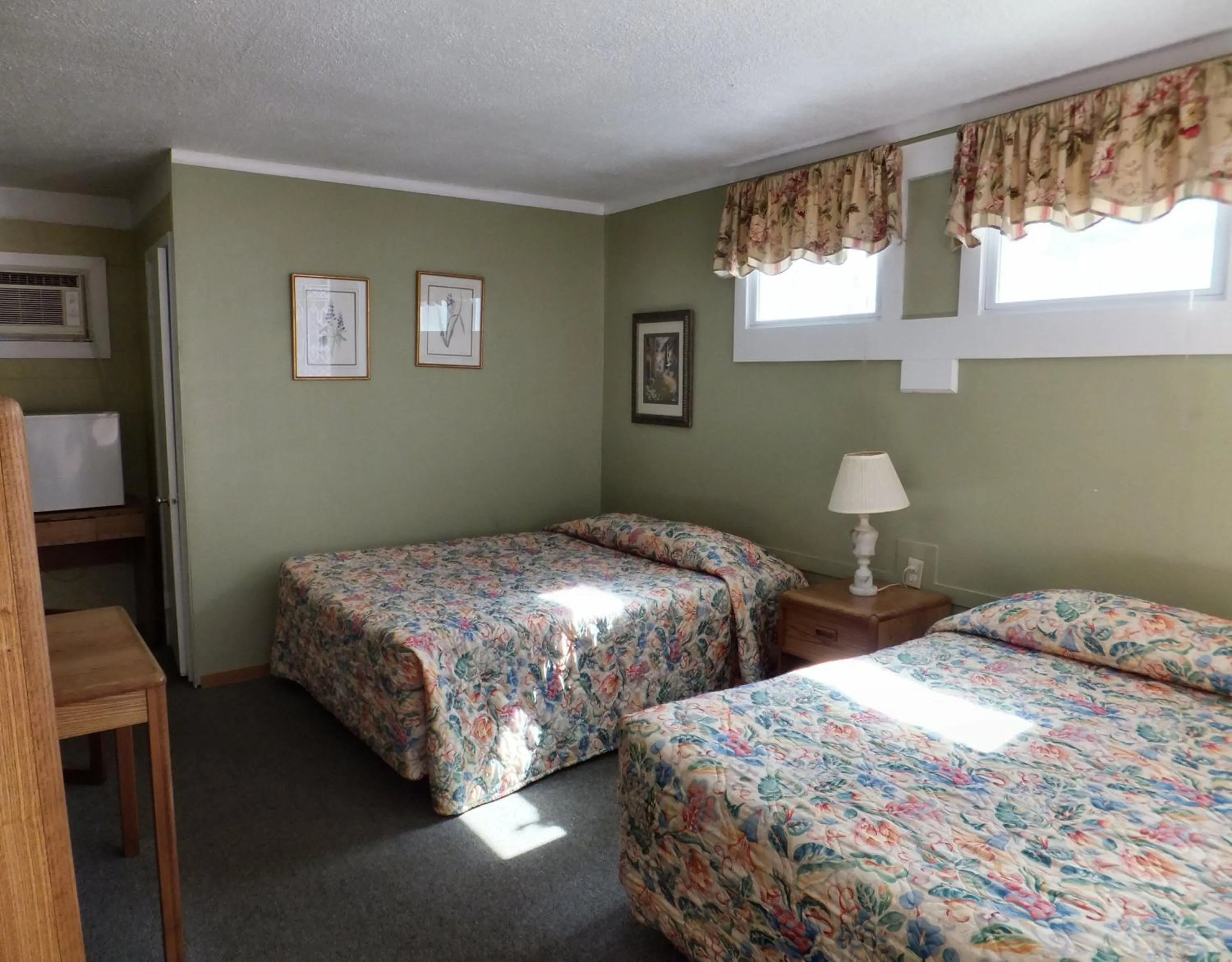 Bed in Windsor Motel