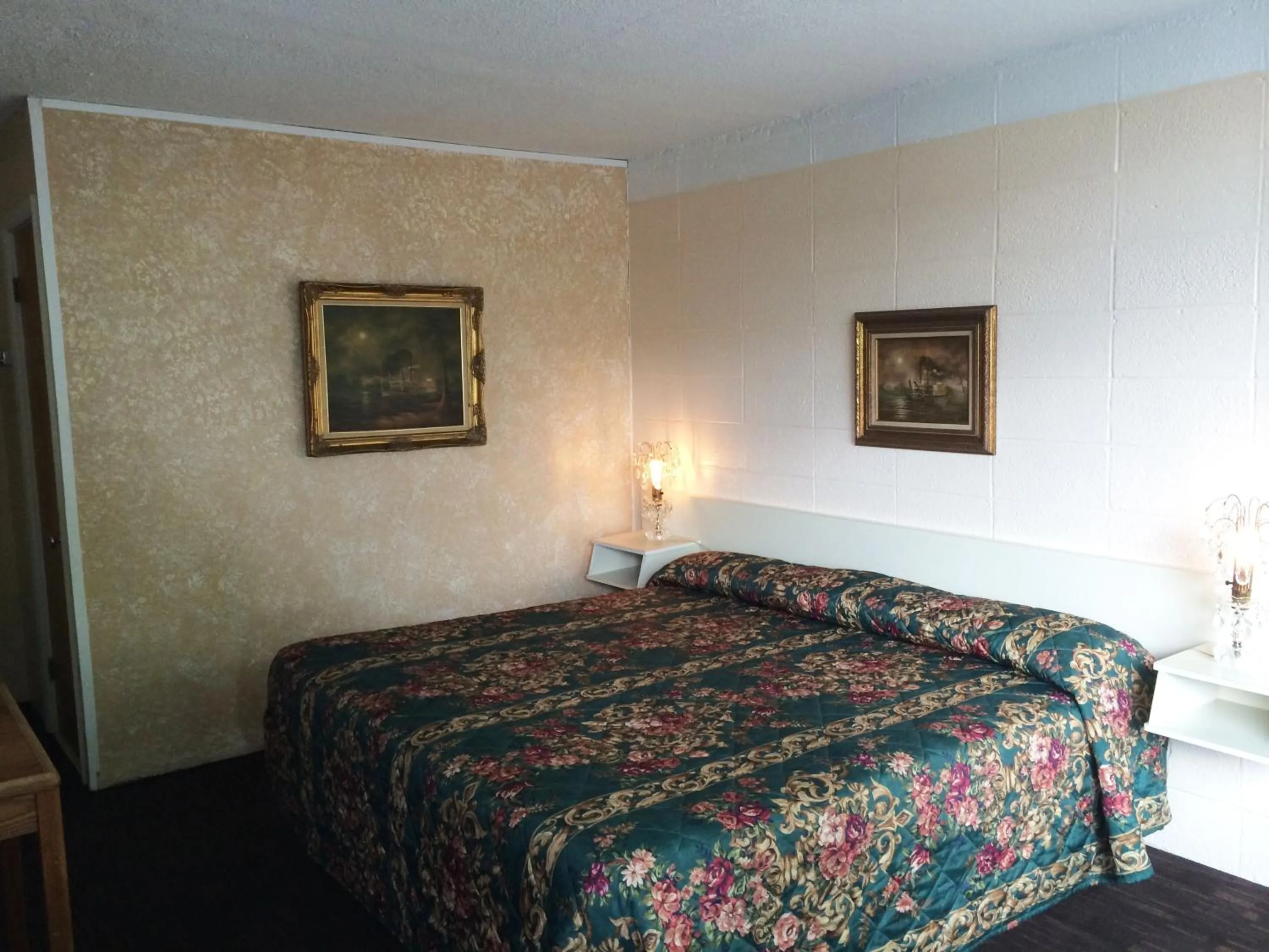 Bed in Windsor Motel