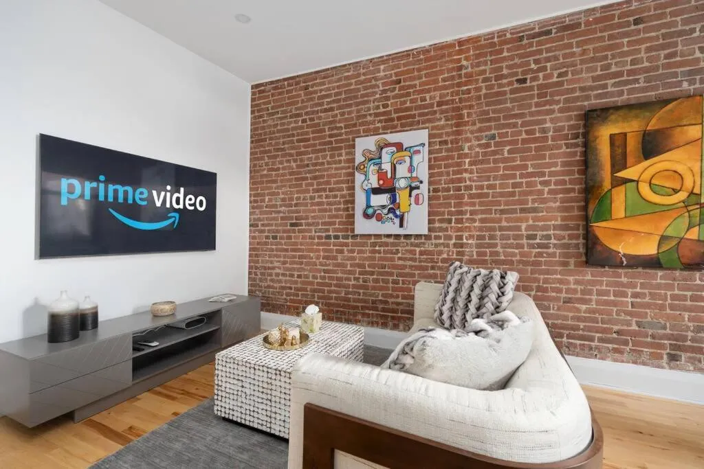 Communal lounge/ TV room in Downtown Luxe: Metro, King Bed, Parking, Sleeps 6