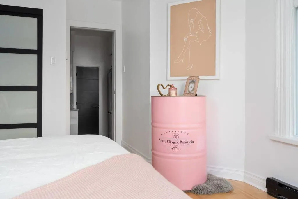Bed in Downtown Luxe: Metro, King Bed, Parking, Sleeps 6