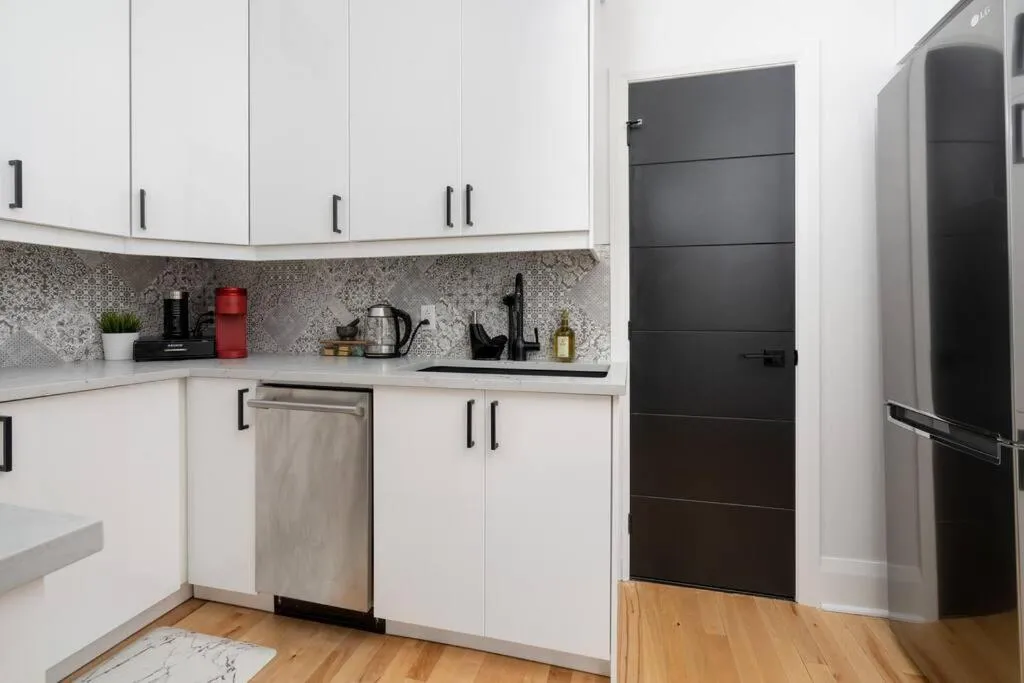 Coffee/tea facilities in Downtown Luxe: Metro, King Bed, Parking, Sleeps 6