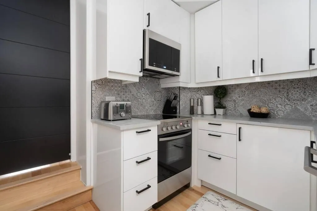 Coffee/tea facilities in Downtown Luxe: Metro, King Bed, Parking, Sleeps 6