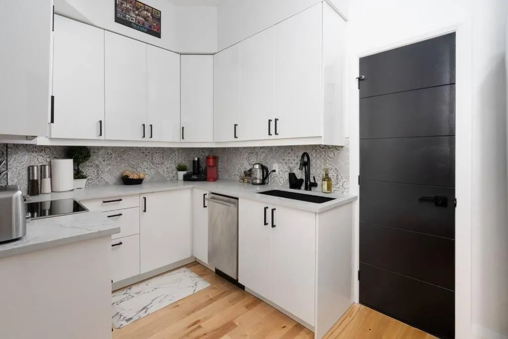 Coffee/tea facilities in Downtown Luxe: Metro, King Bed, Parking, Sleeps 6