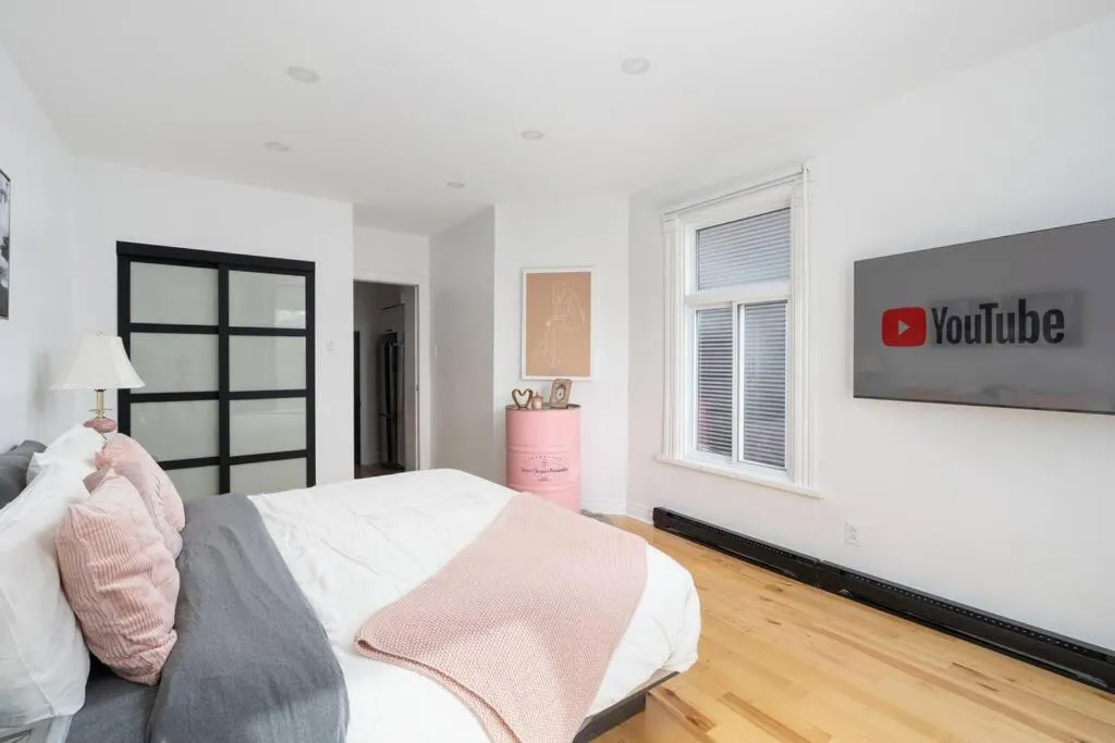 Bed in Downtown Luxe: Metro, King Bed, Parking, Sleeps 6