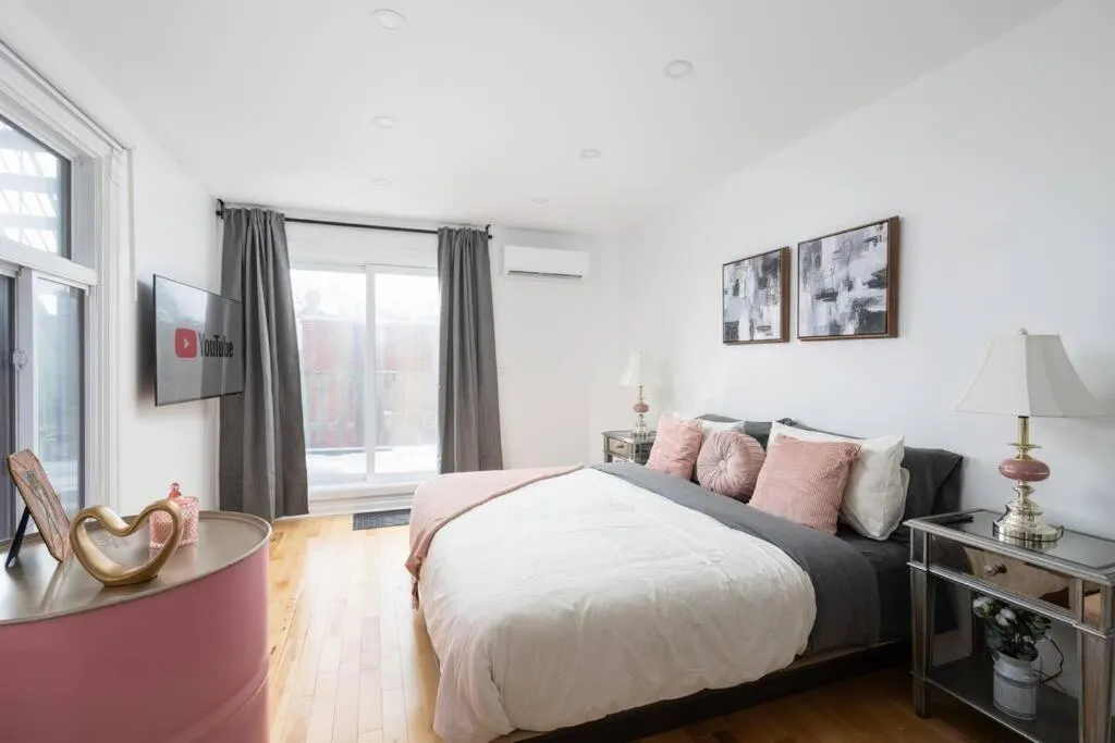 Bed in Downtown Luxe: Metro, King Bed, Parking, Sleeps 6