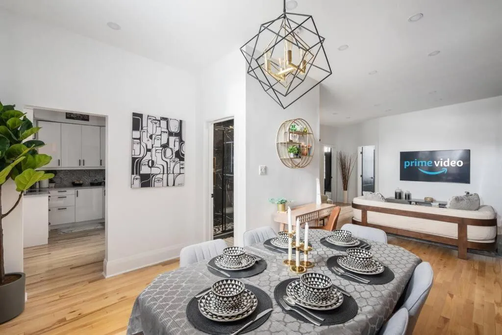 TV and multimedia in Downtown Luxe: Metro, King Bed, Parking, Sleeps 6
