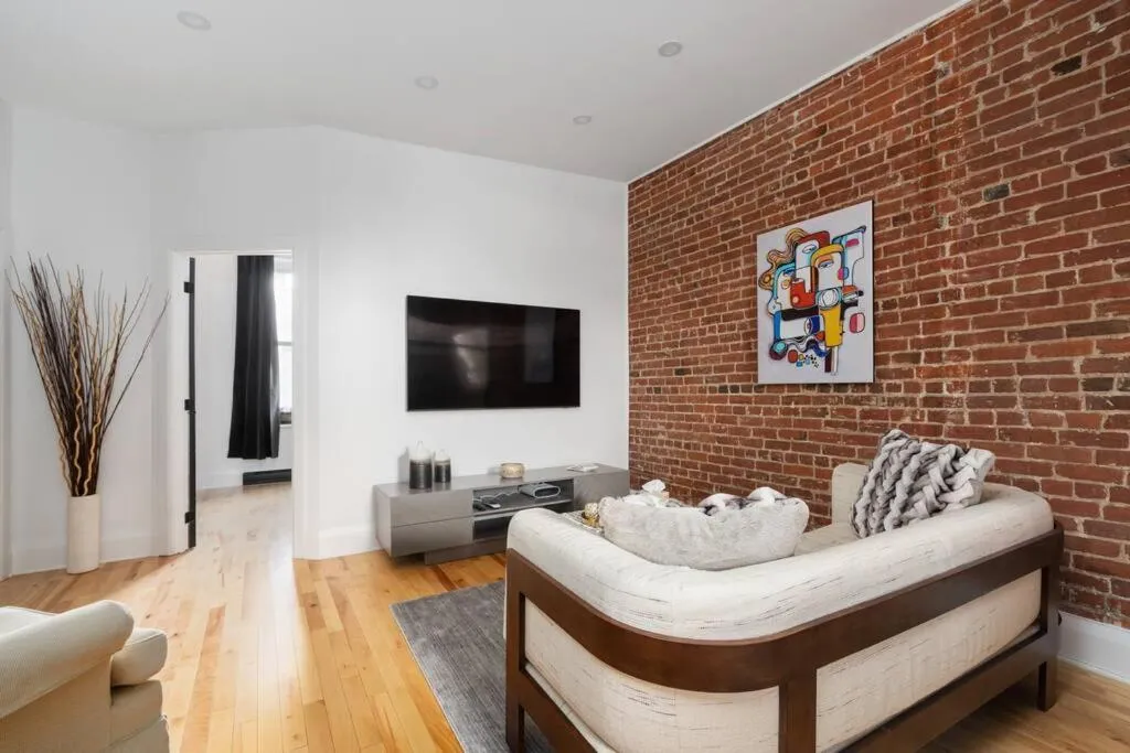 Communal lounge/ TV room in Downtown Luxe: Metro, King Bed, Parking, Sleeps 6