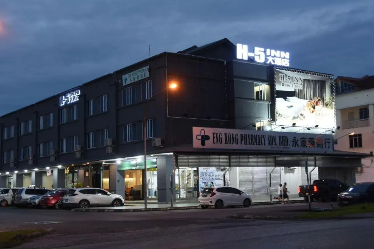 Property building in H-5 INN Property building in H-5 INN