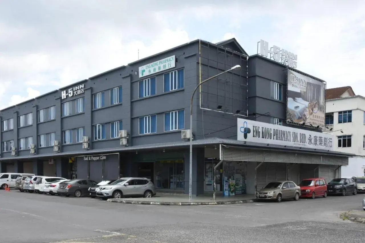 Property building in H-5 INN Property building in H-5 INN