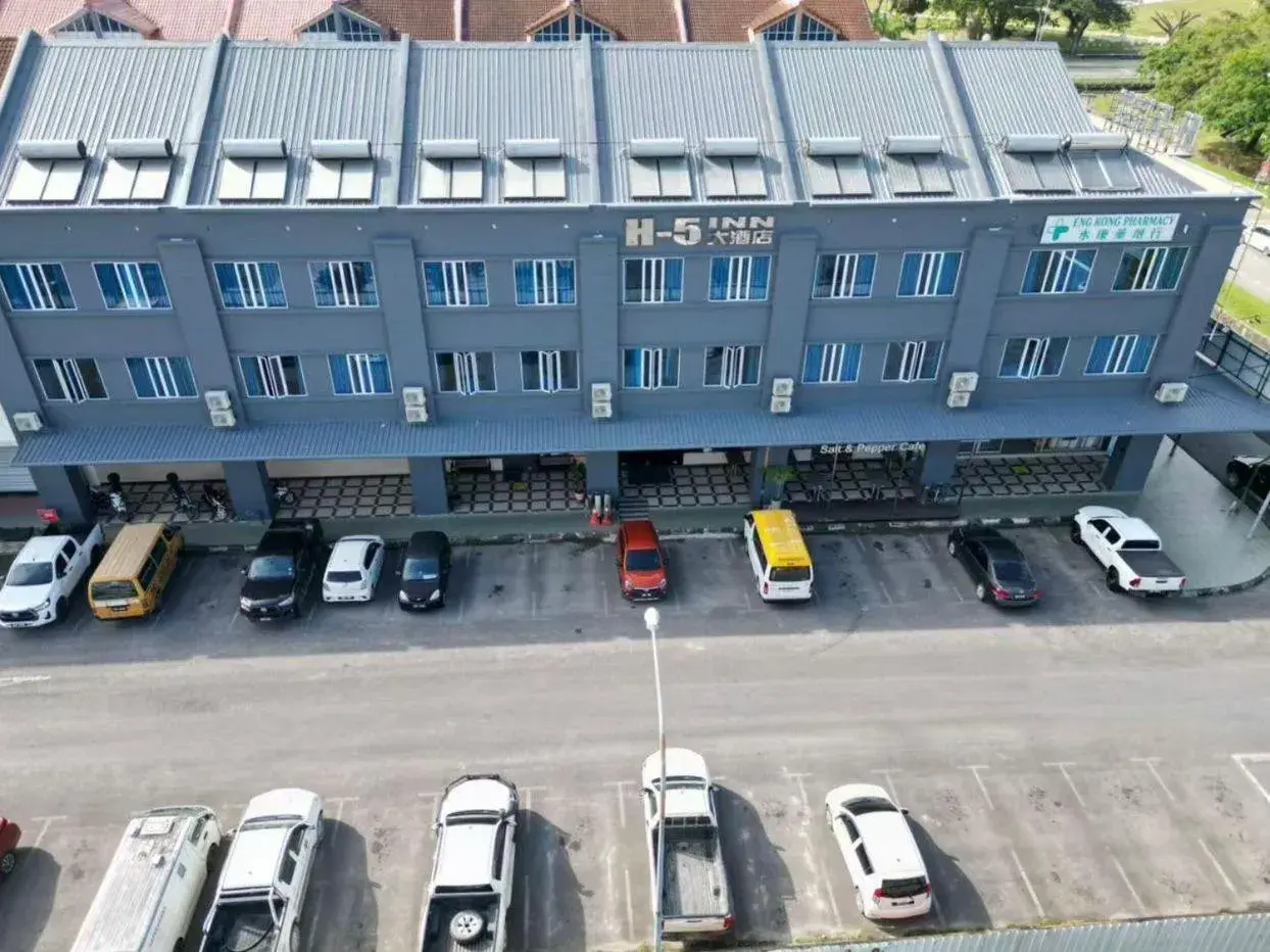 Property building in H-5 INN Property building in H-5 INN