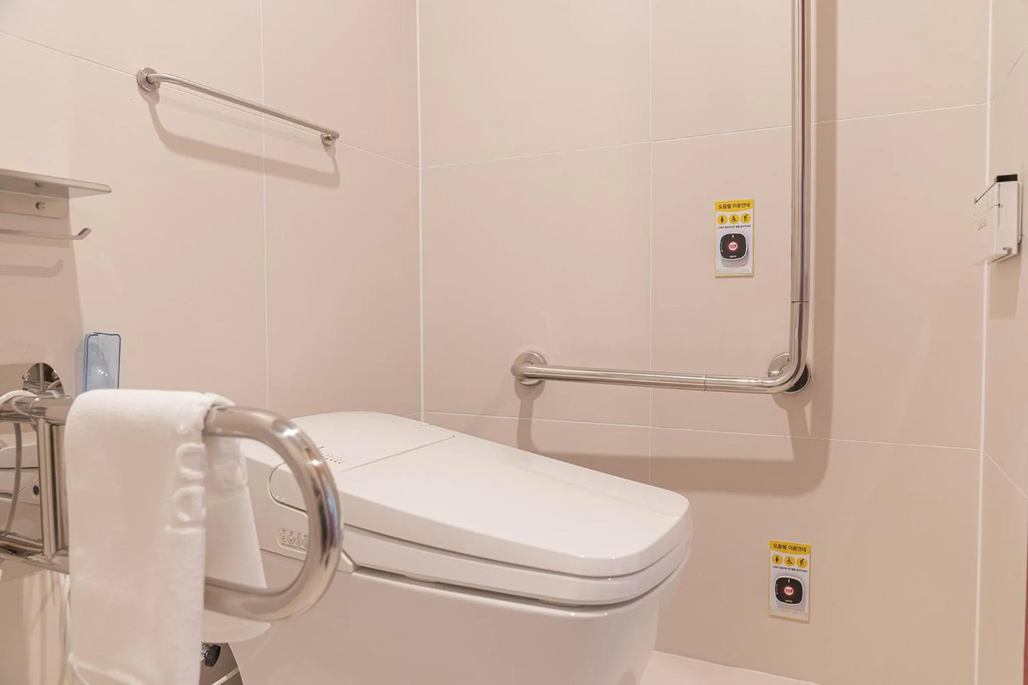 Toilet in Nouvelle Hotel Seoul Itaewon by Aank