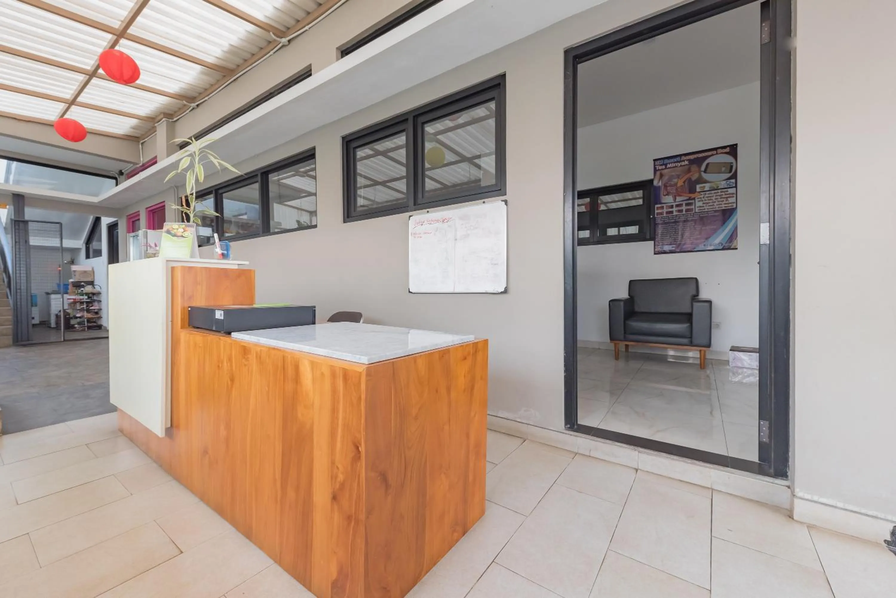 Lobby or reception in RedDoorz near Universitas Advent Indonesia