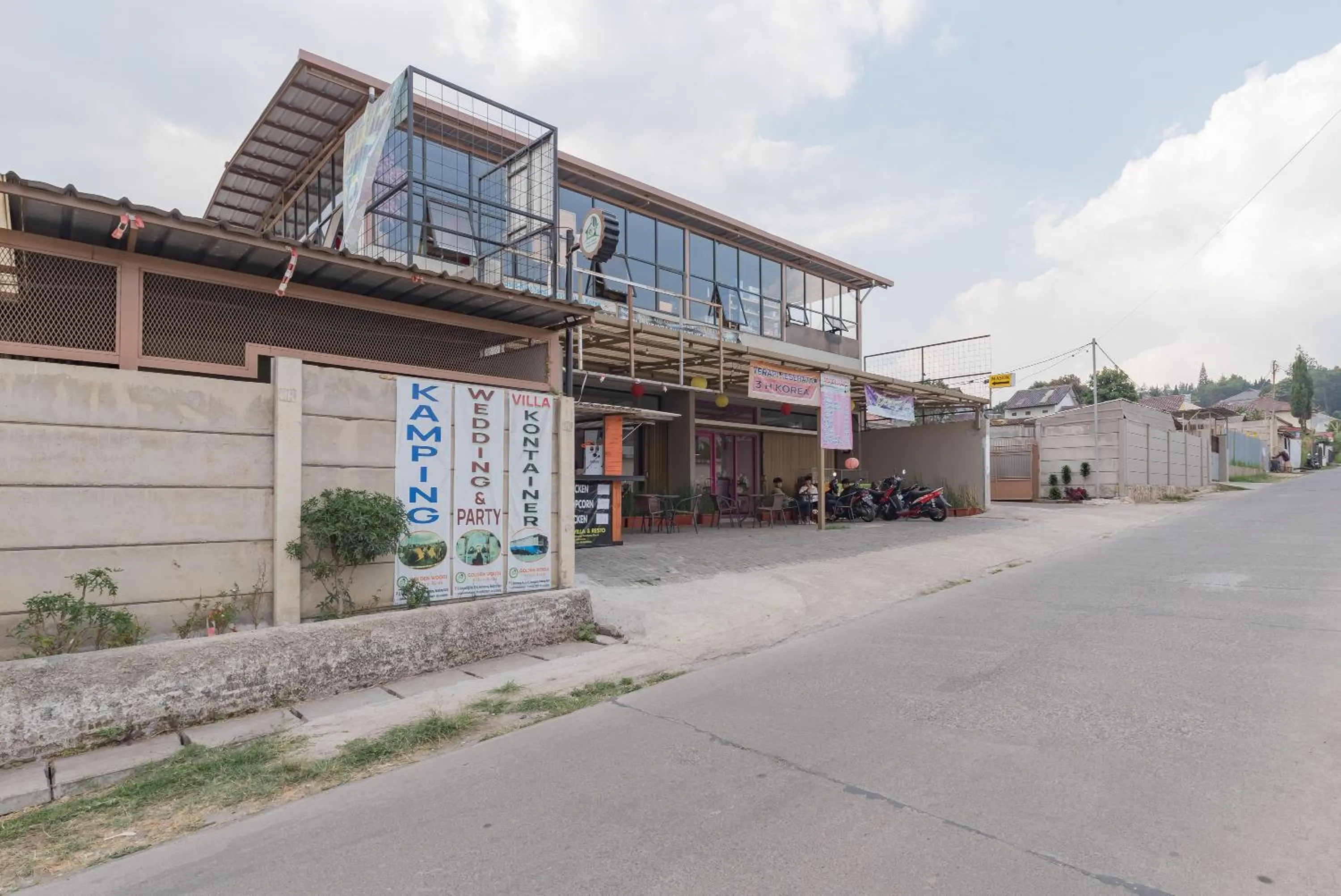 Facade/entrance in RedDoorz near Universitas Advent Indonesia