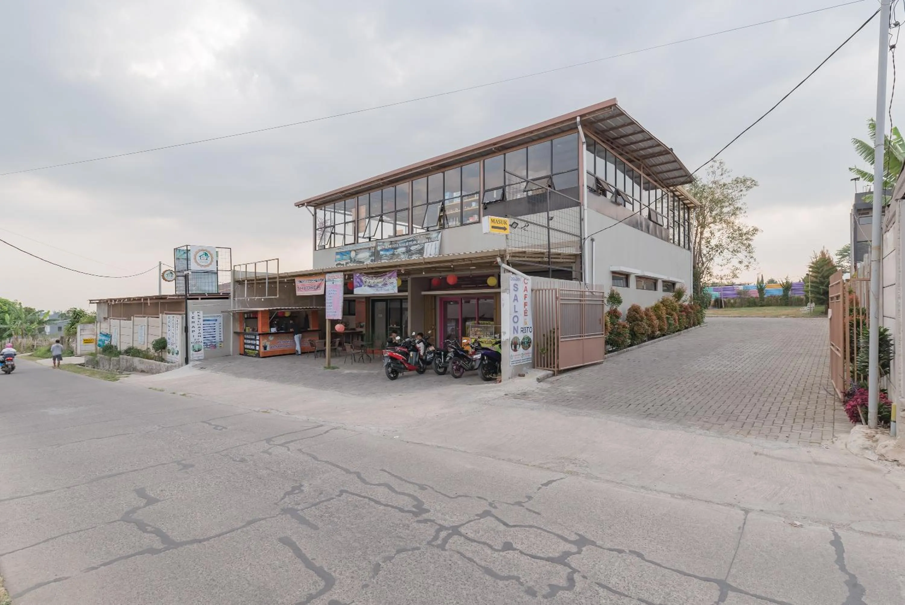 Property building in RedDoorz near Universitas Advent Indonesia