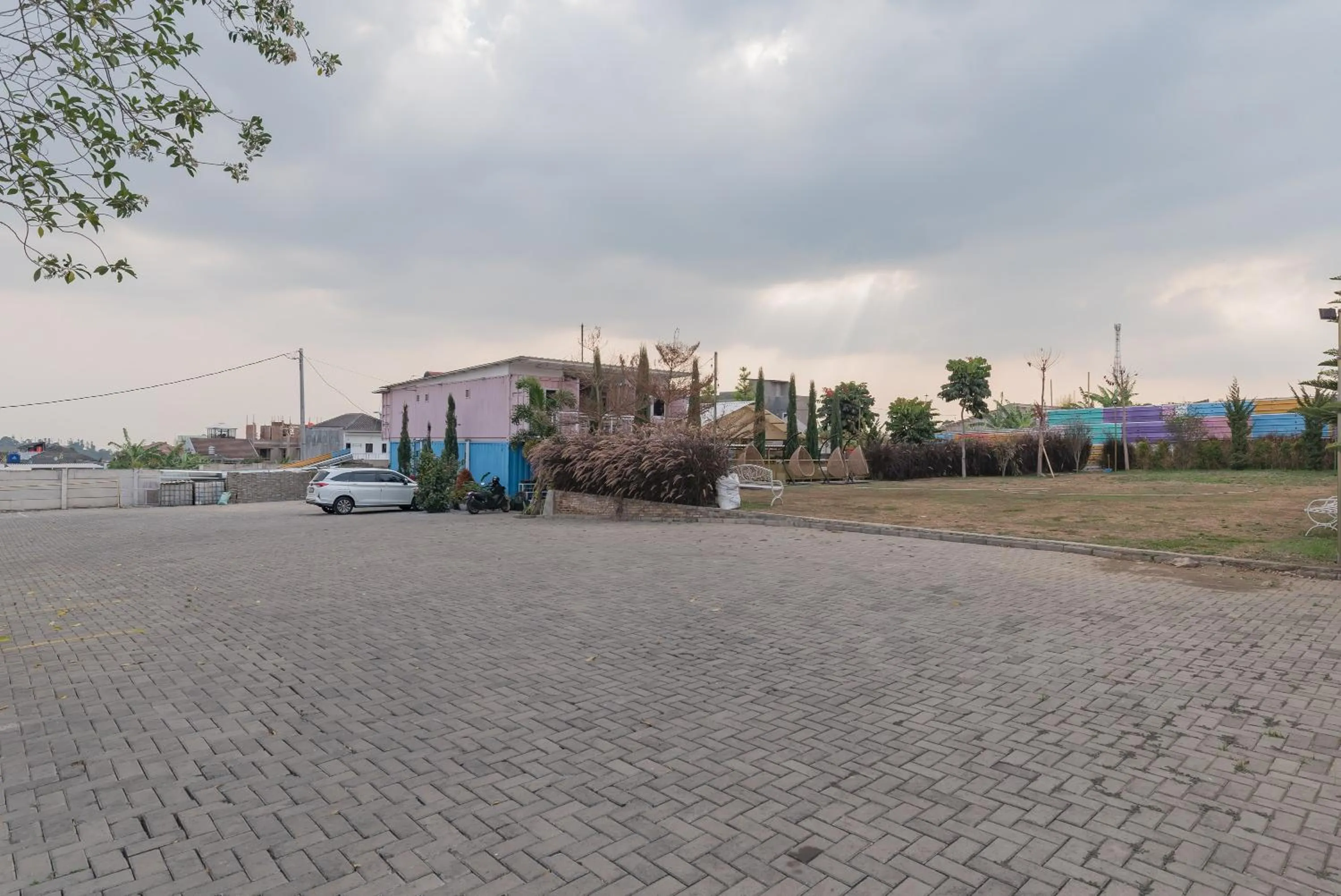 Parking in RedDoorz near Universitas Advent Indonesia