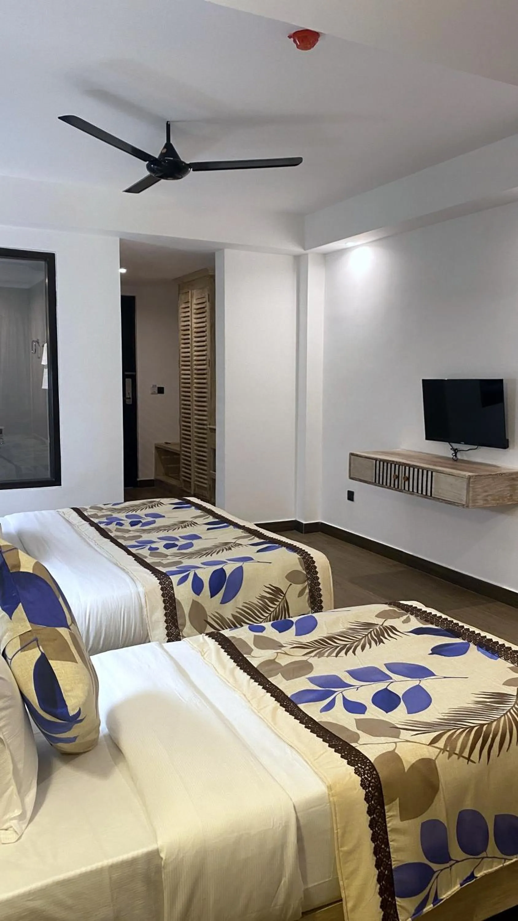 TV and multimedia, Bed in Emerald Bay Resort Mirissa