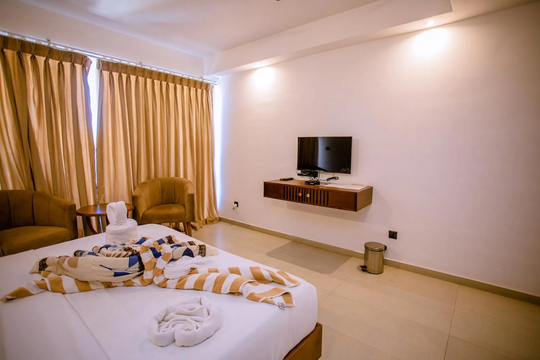 Bed in Emerald Bay Resort Mirissa