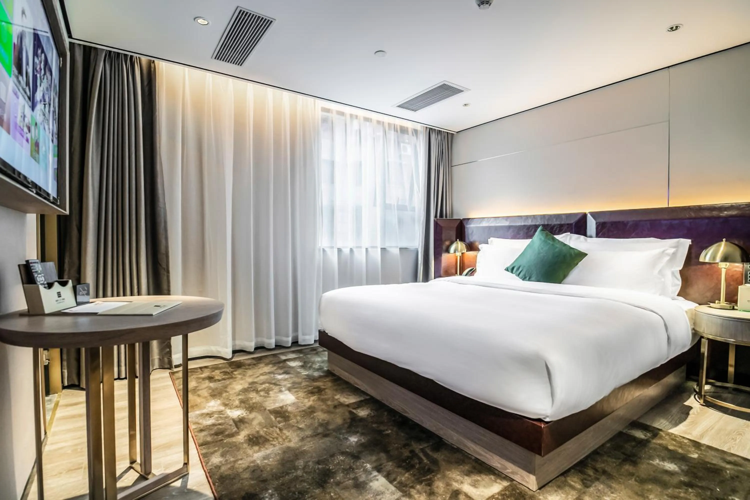 Bed in Beijing Road Four-Diamond Hotel-1 km From The Metro-宜尚plus酒店