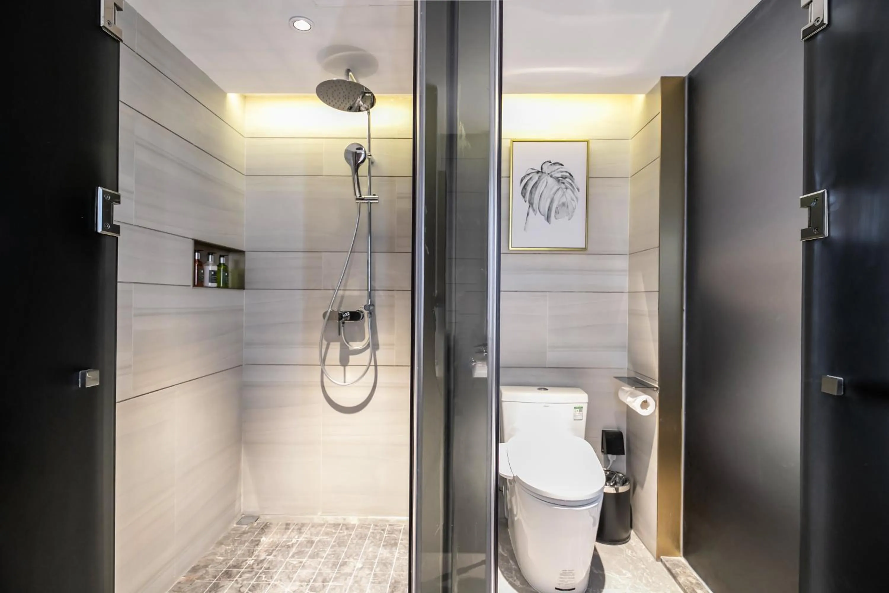 Bathroom in Beijing Road Four-Diamond Hotel-1 km From The Metro-宜尚plus酒店
