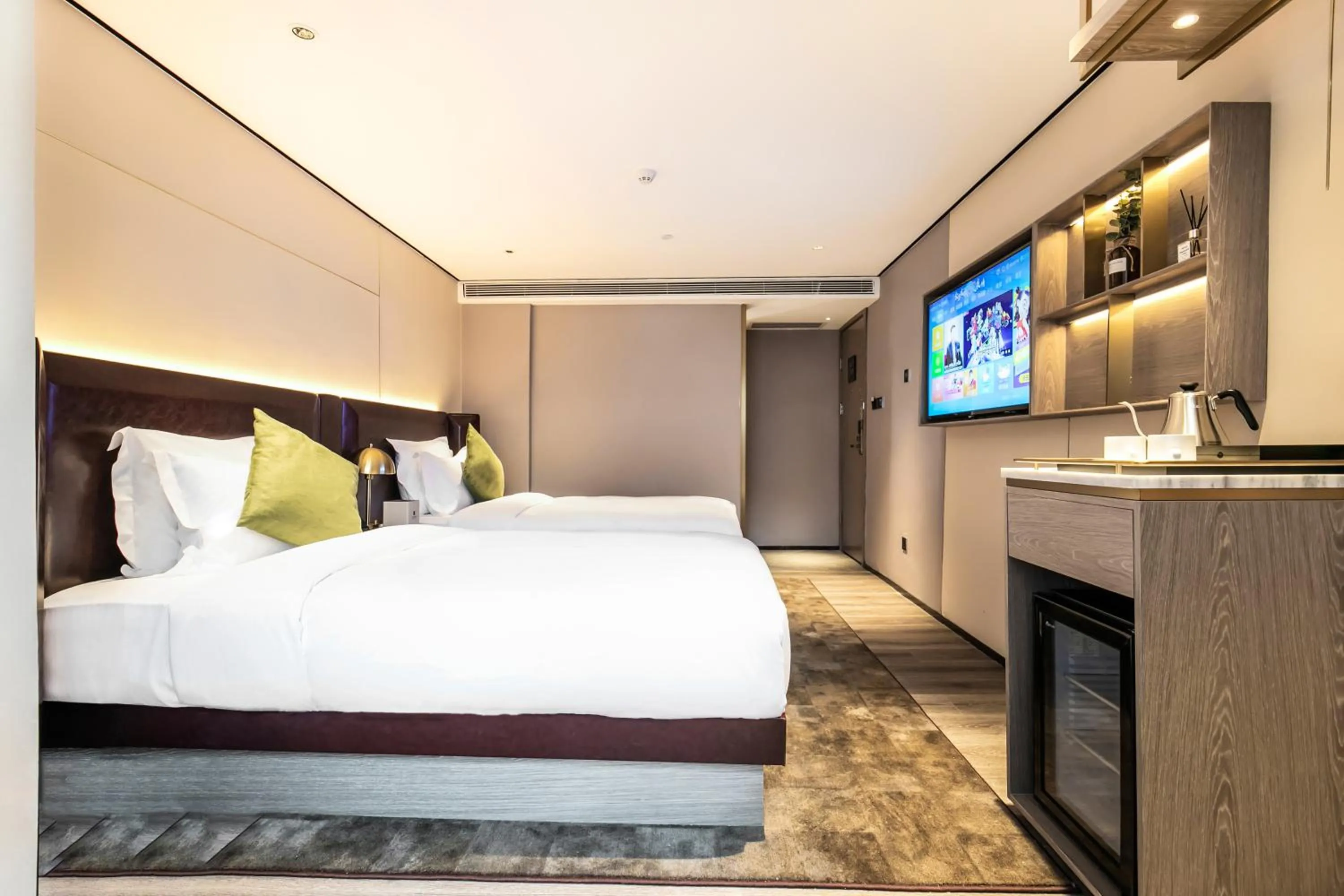 Bed in Beijing Road Four-Diamond Hotel-1 km From The Metro-宜尚plus酒店