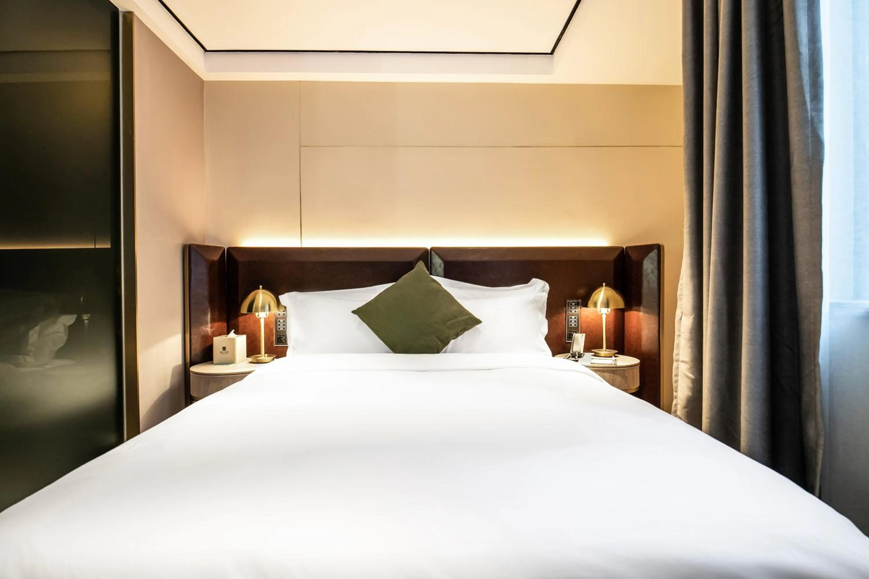 Bed in Beijing Road Four-Diamond Hotel-1 km From The Metro-宜尚plus酒店