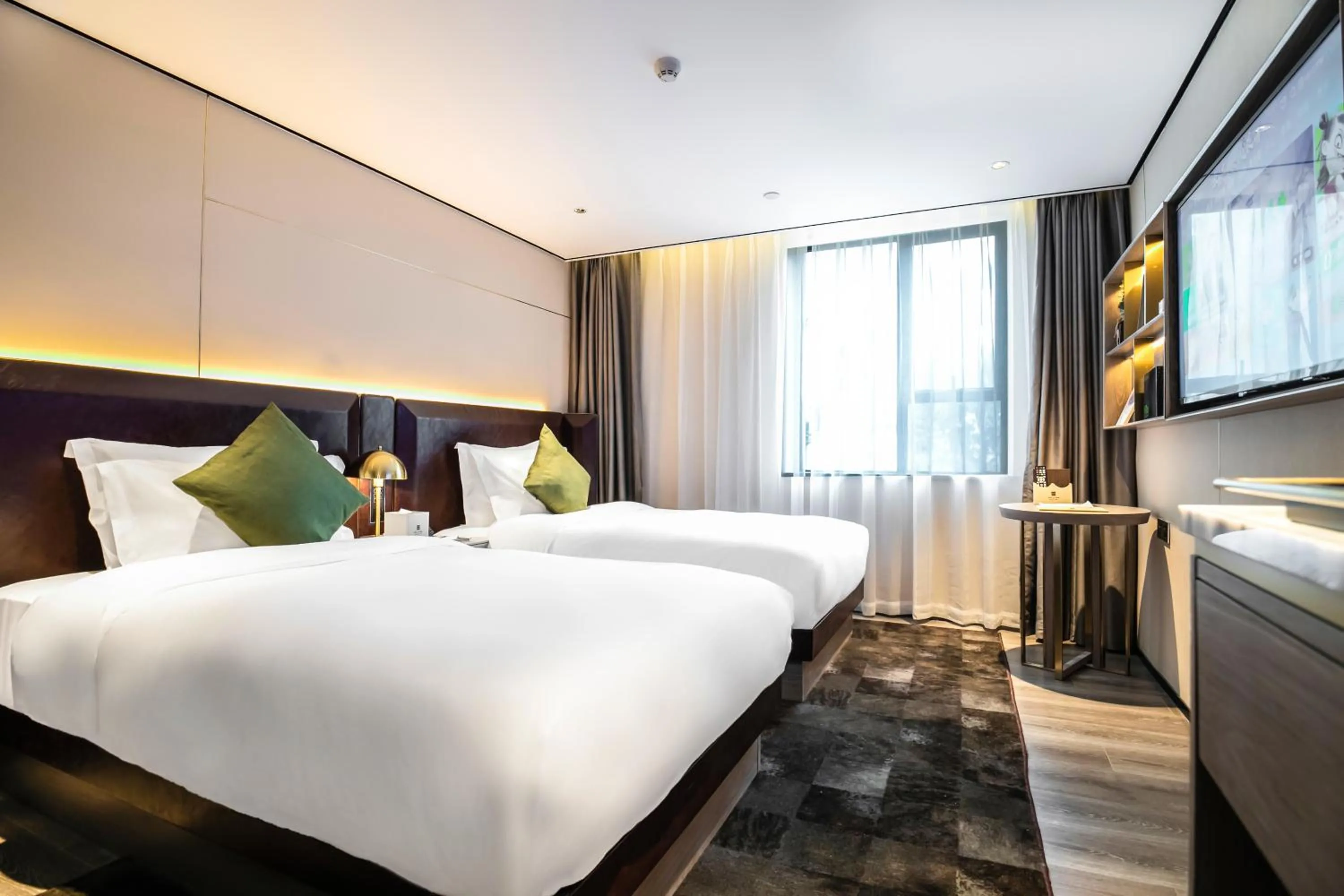Bed in Beijing Road Four-Diamond Hotel-1 km From The Metro-宜尚plus酒店