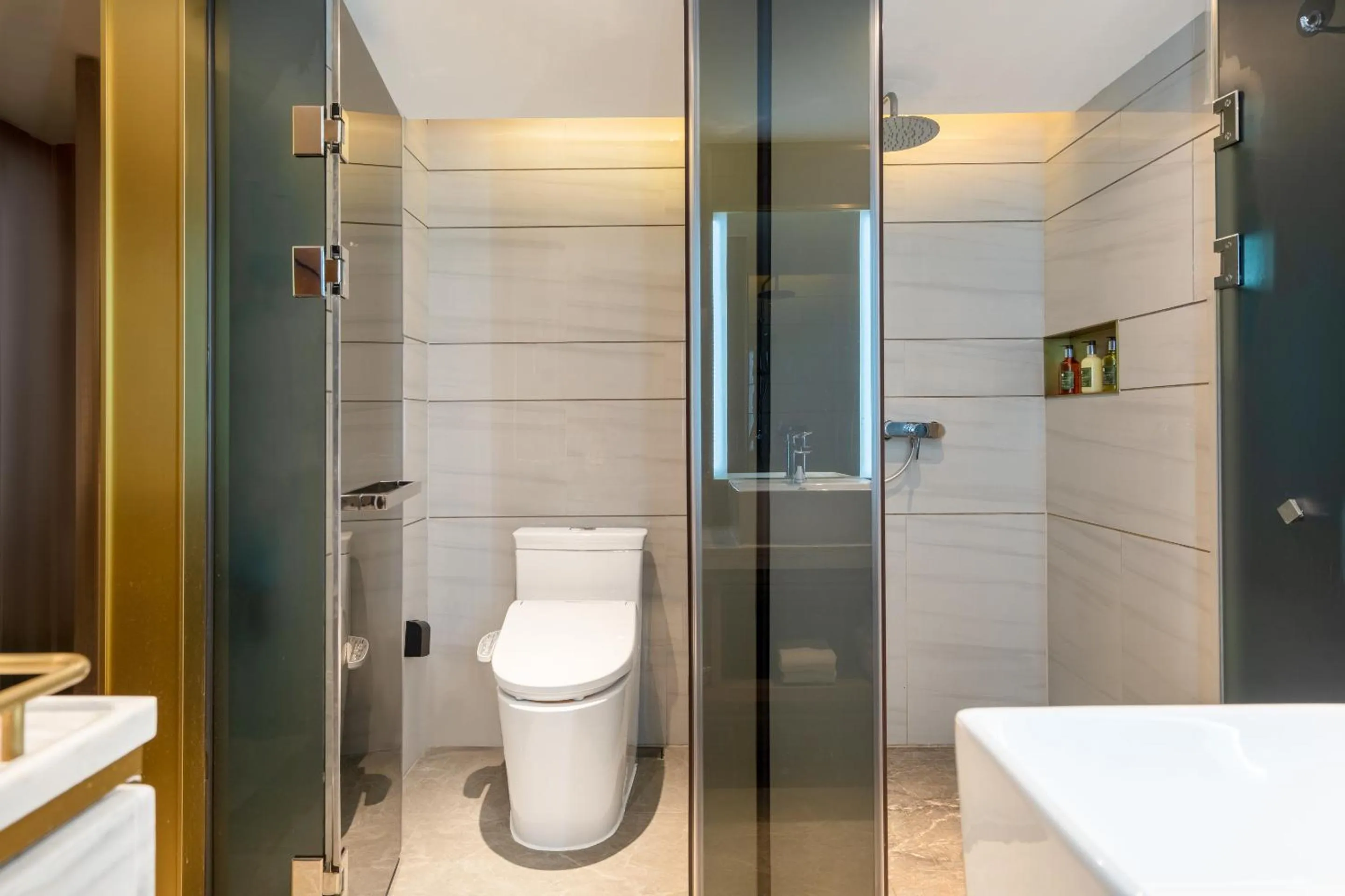 Shower in Beijing Road Four-Diamond Hotel-1 km From The Metro-宜尚plus酒店