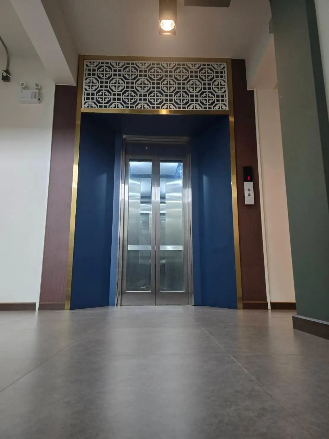 elevator in N5 Ratchawong Hostel