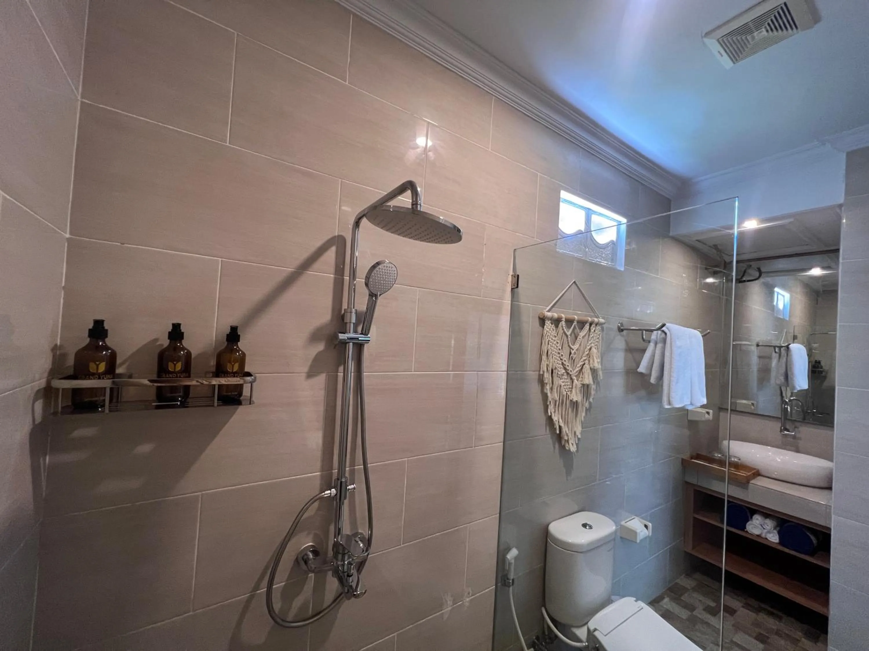 Shower in Grand Yuna Hotel Nusa Penida