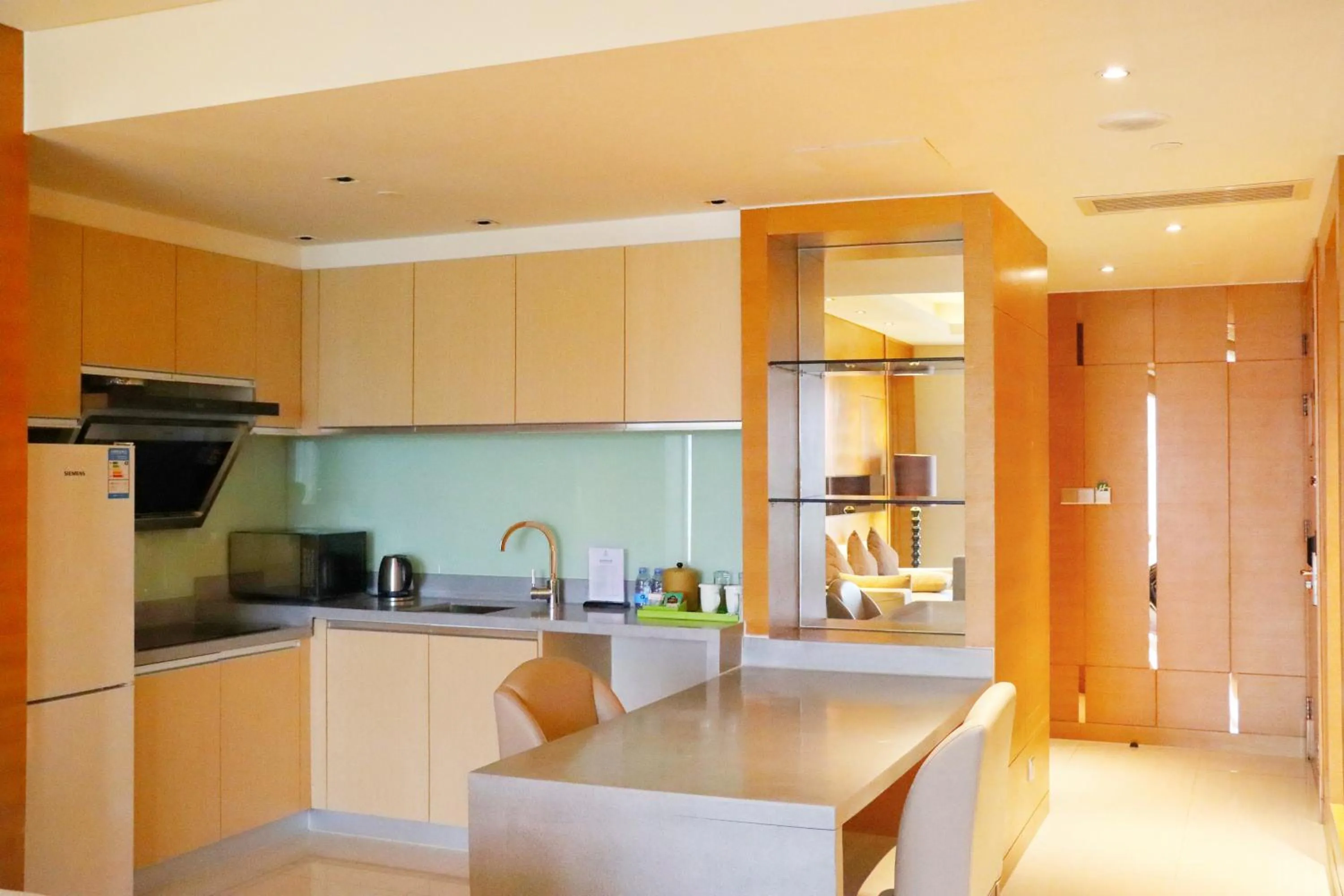 Dining area in Junluxe Hotel Guangzhou Science City-Free Shuttle Bus Service to Guangzhou Canton Fair